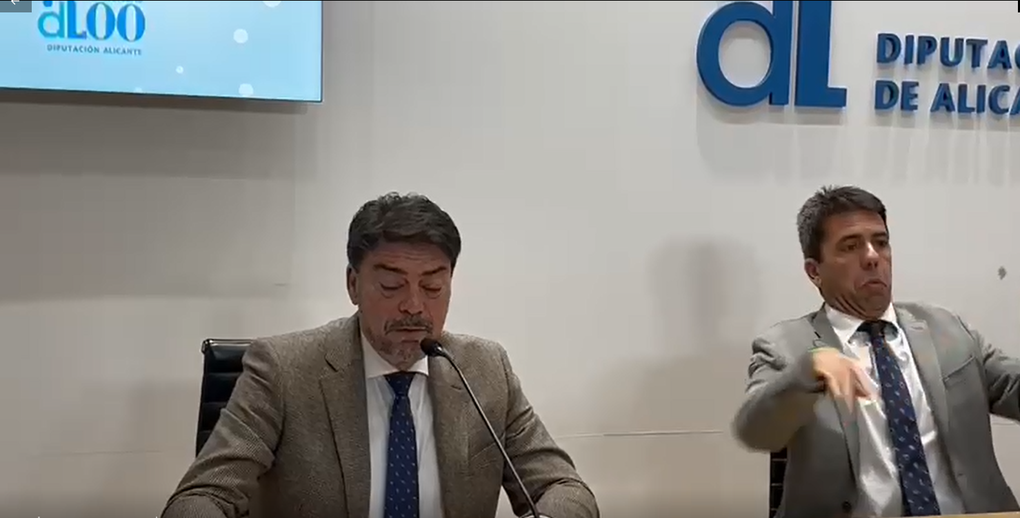 El presidente de la Diputación de Alicante, Carlos Mazón, se las ve con un insecto en una rueda de prensa.