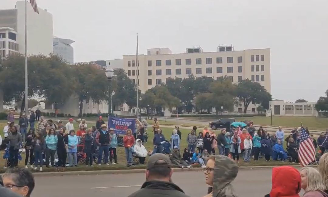 Cientos de personas se reúnen en Dallas con la esperanza de asistir a la  resurrección del hijo de Kennedy, Actualidad