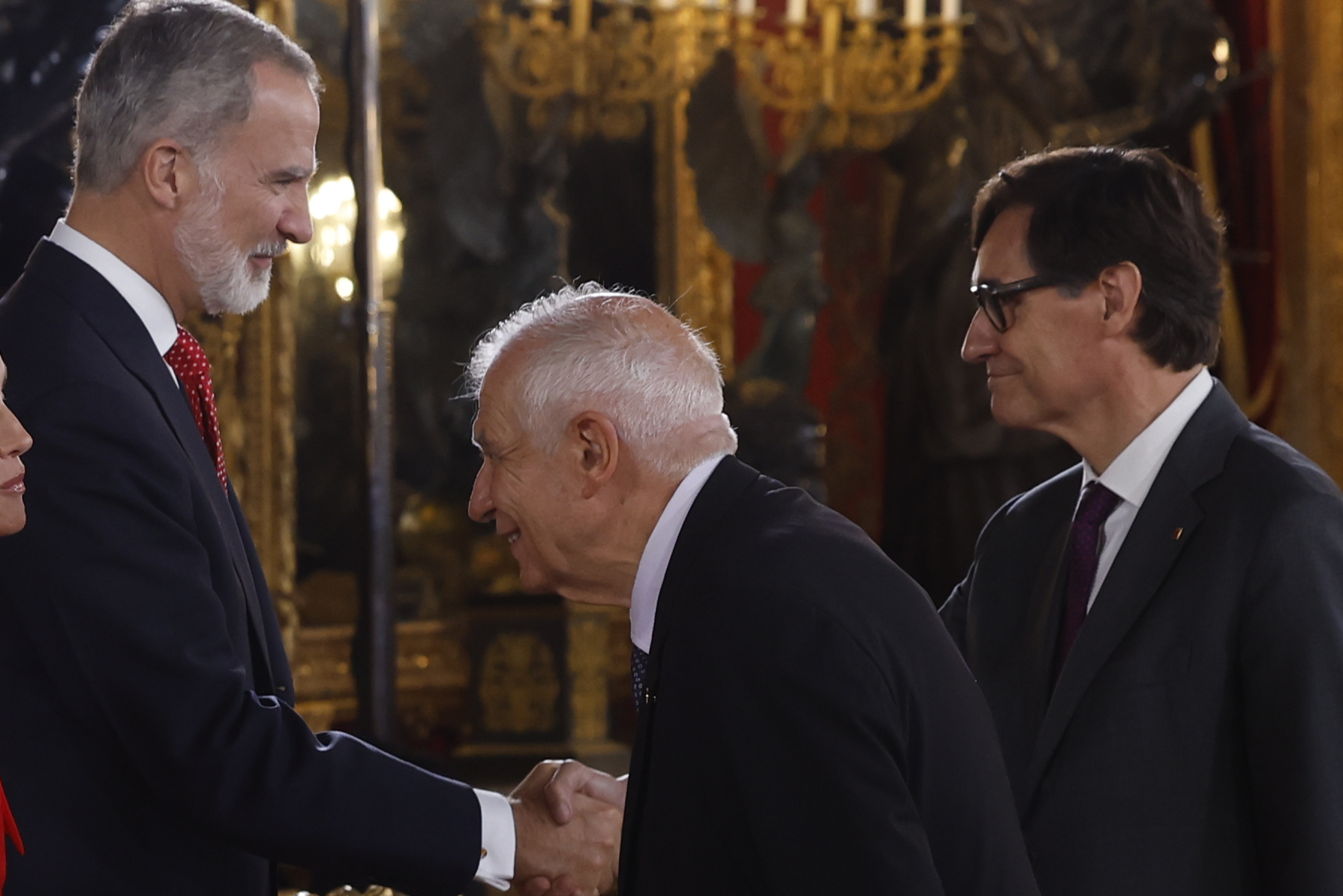 MADRID, 12/10/2024.- El rey Feliperecibe al Alto representante de la Unión para Asuntos Exteriores y Política de Seguridad, Josep Borrell (c), y al presidente de Cataluña, Salvador Illa, a su llegada a la recepción con motivo del día de la Fiesta Nacional de España, celebrada tras el tradicional desfile, este sábado en el Palacio Real de Madrid. EFE/J.J. Guillén
