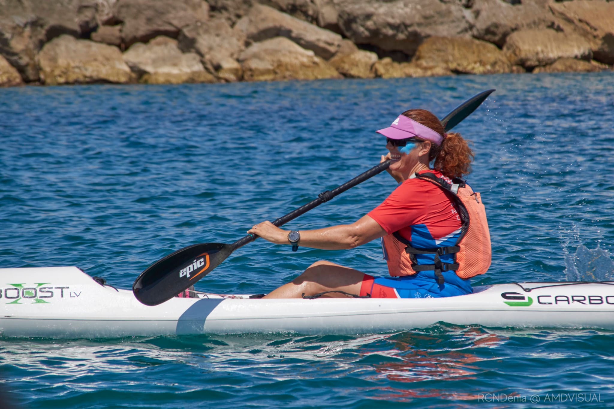 Raquel Orduñez, deportista del Real Club Náutico Dénia, durante una prueba de kayak de mar.