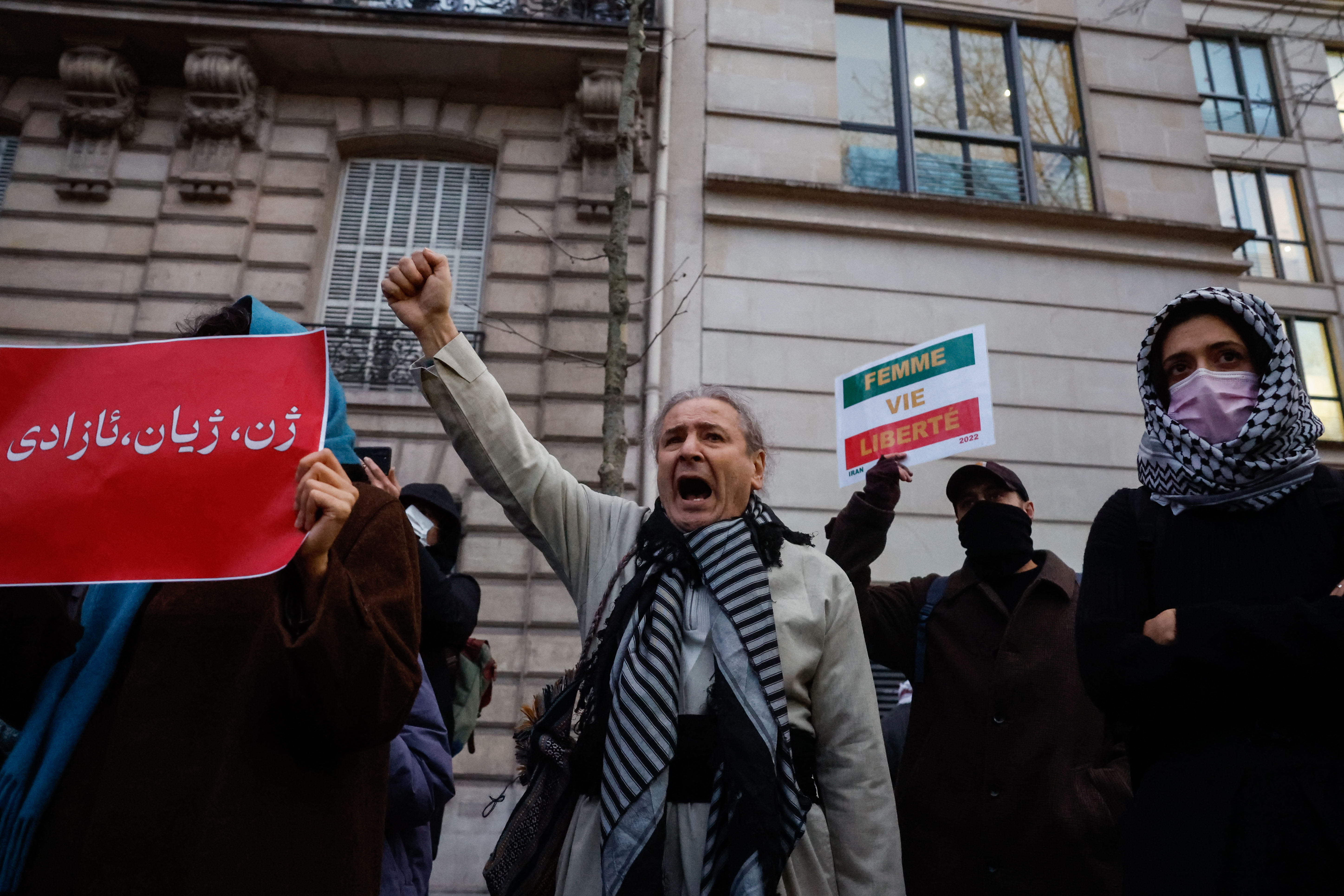 Paris (France), 12/01/2026.- Protesters participate in a rally in support of the ongoing protest movement in Iran, near the Iranian embassy in Paris, France, 12 January 2026. Since 28 December 2025, nationwide anti-government protests have taken place across Iran despite a heavy crackdown. (Protestas, Francia) EFE/EPA/MOHAMMED BADRA
