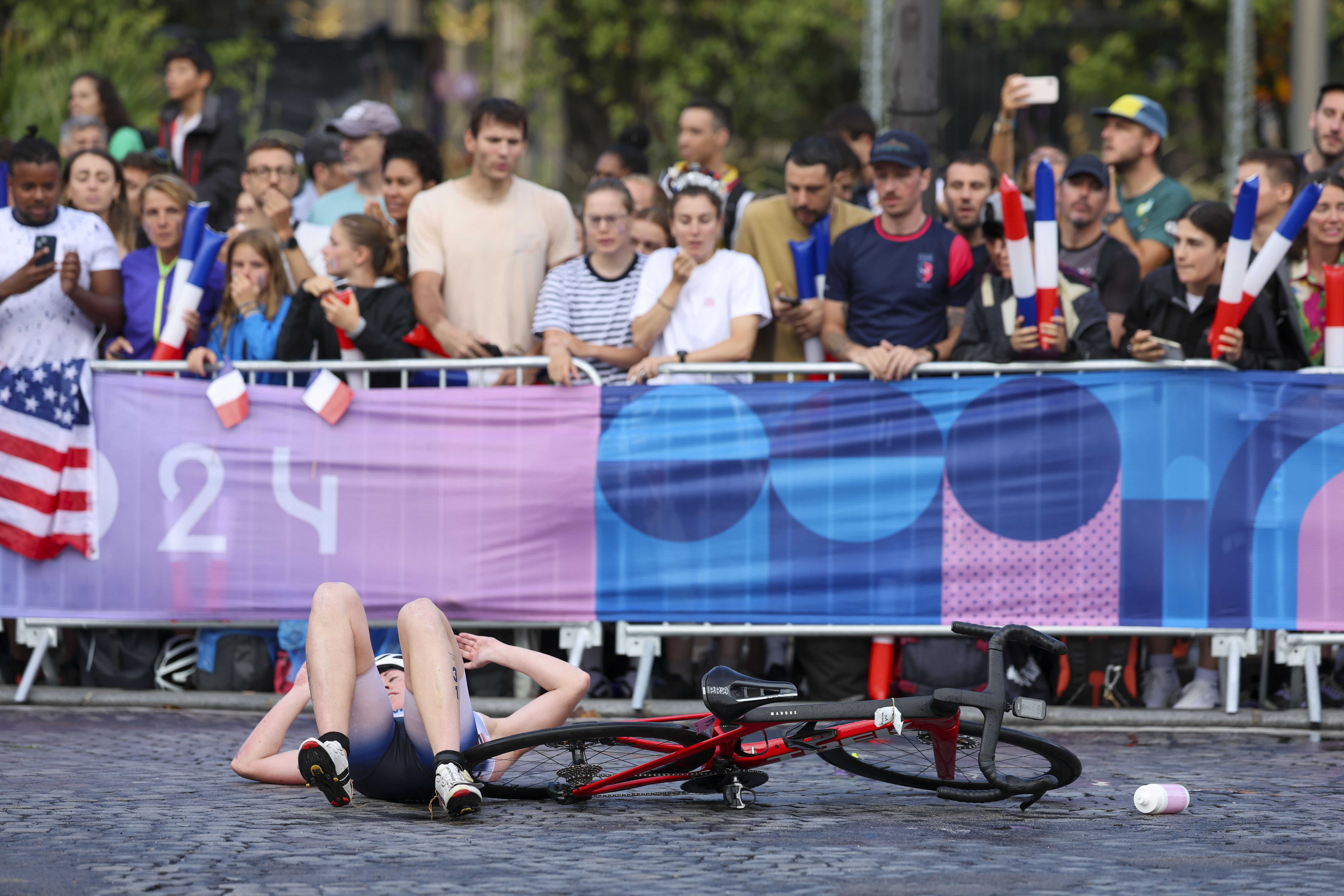 PARÍS, 31/07/2024.- La triatleta noruega Solveig Lovseth tras caerse de la bicicleta durante la prueba de triatlón femenino de los Juegos Olímpicos de París 2024 este miércoles en París, Francia. EFE/ Miguel Gutiérrez
