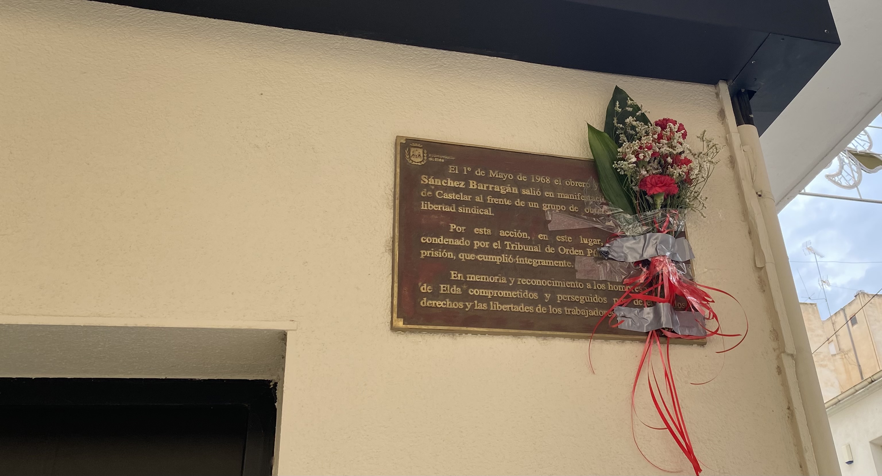 El homenaje se ha realizado en la calle Antonino Vera