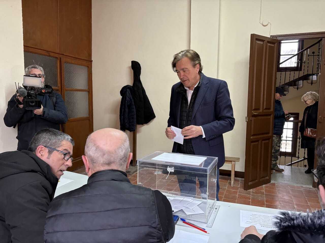 El candidato de Teruel Existe, Tomás Guitarte, mientras votaba este domingo.