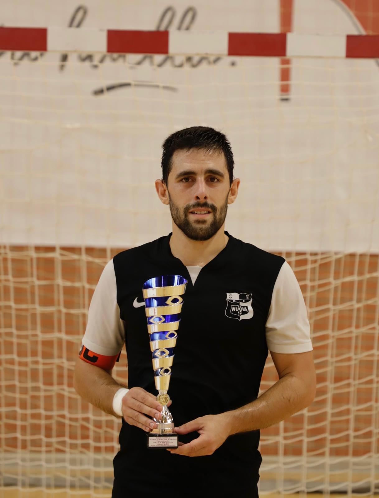 El capitán del Sporting La Nucía con el trofeo