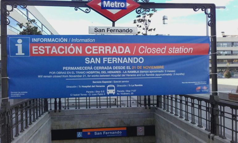 Cartel que indica el cierre de la parada de metro de San Fernando de Henares