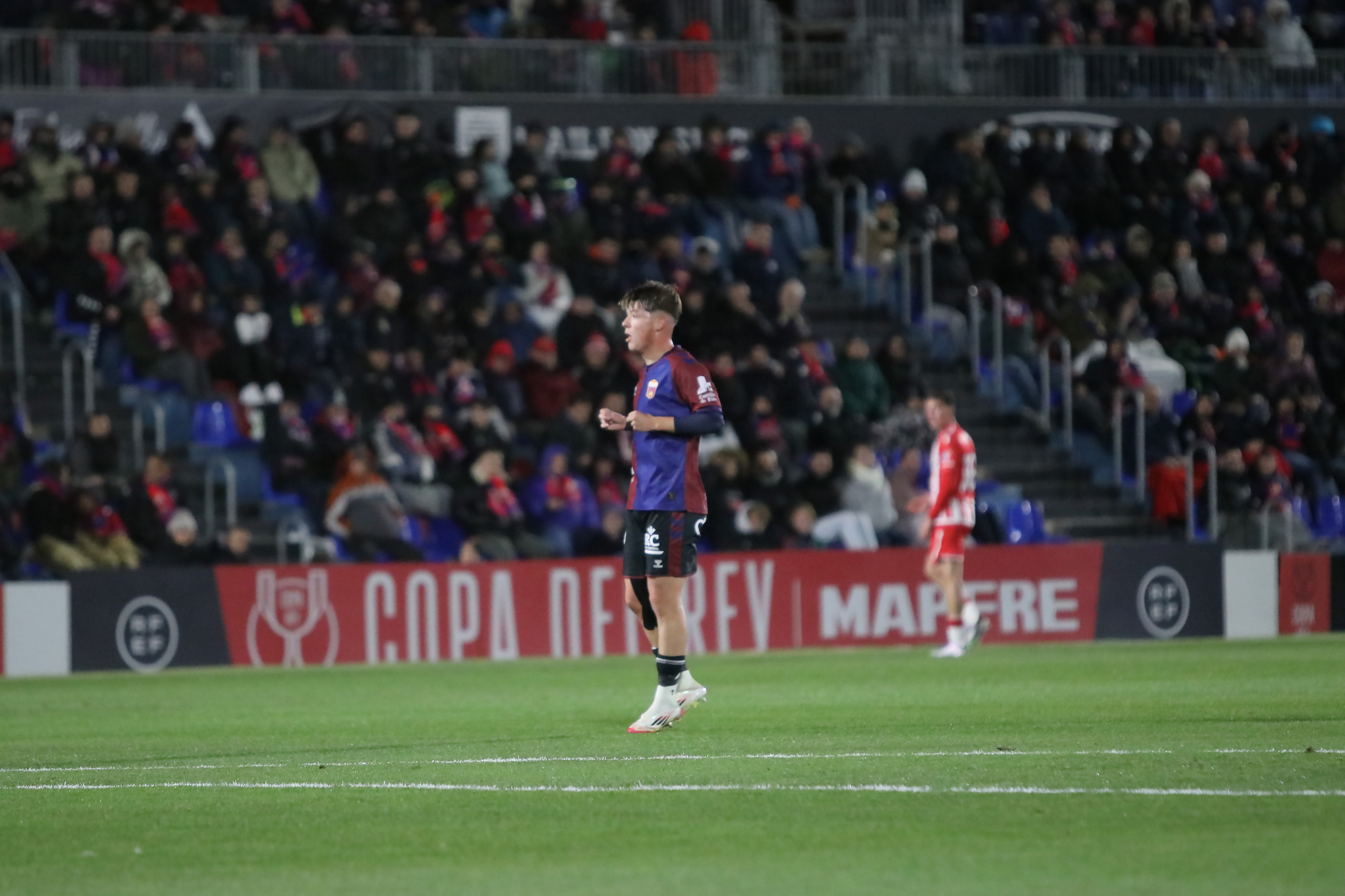 Boston Billups con la camiseta del Eldense