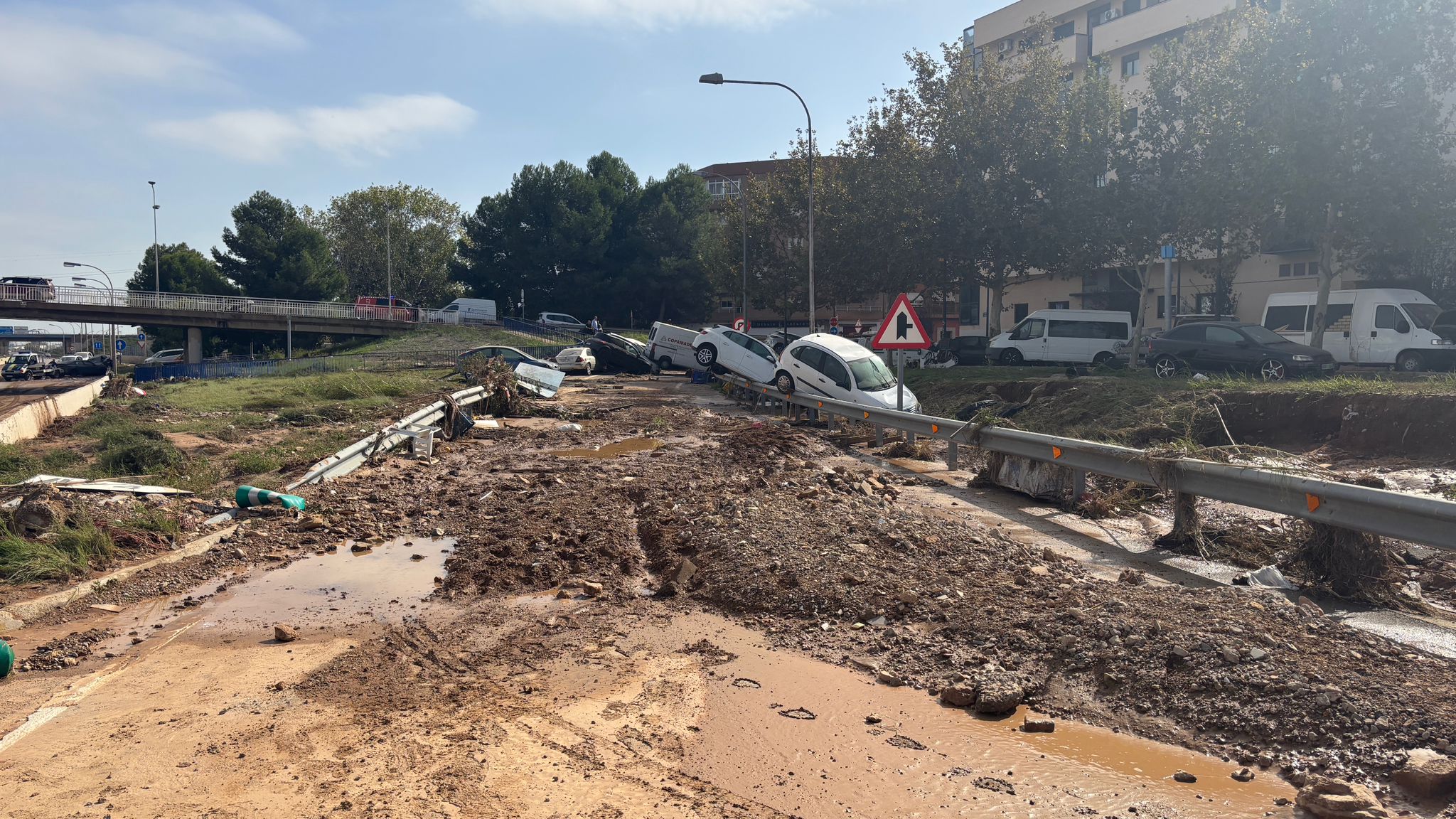 Acceso a La Torre, pedanía de la ciudad de Valencia, donde este jueves han sido recuperados nueve cuerpos de víctimas de la DANA