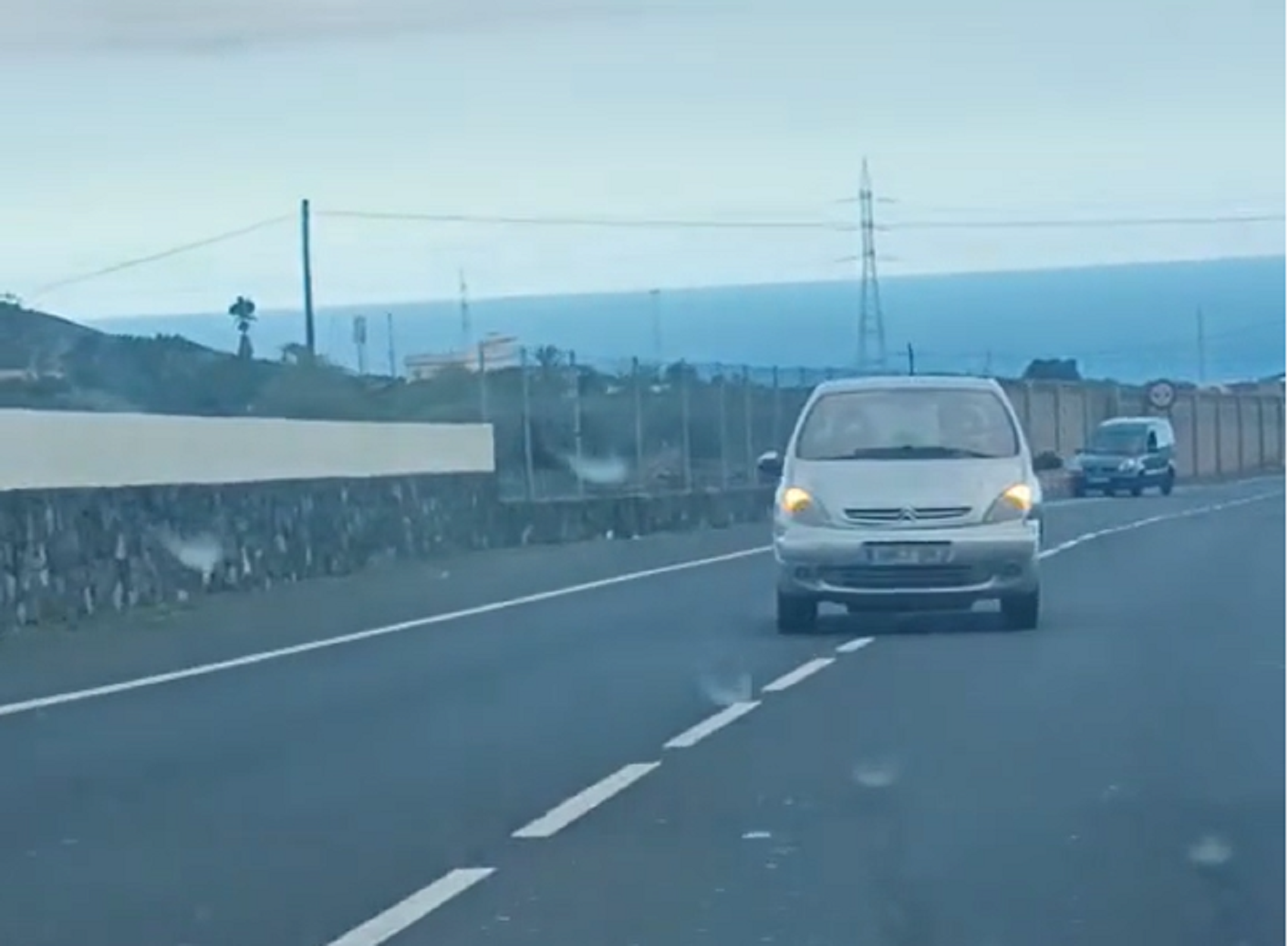 Conduce marcha atrás y a toda velocidad en el sur de Tenerife