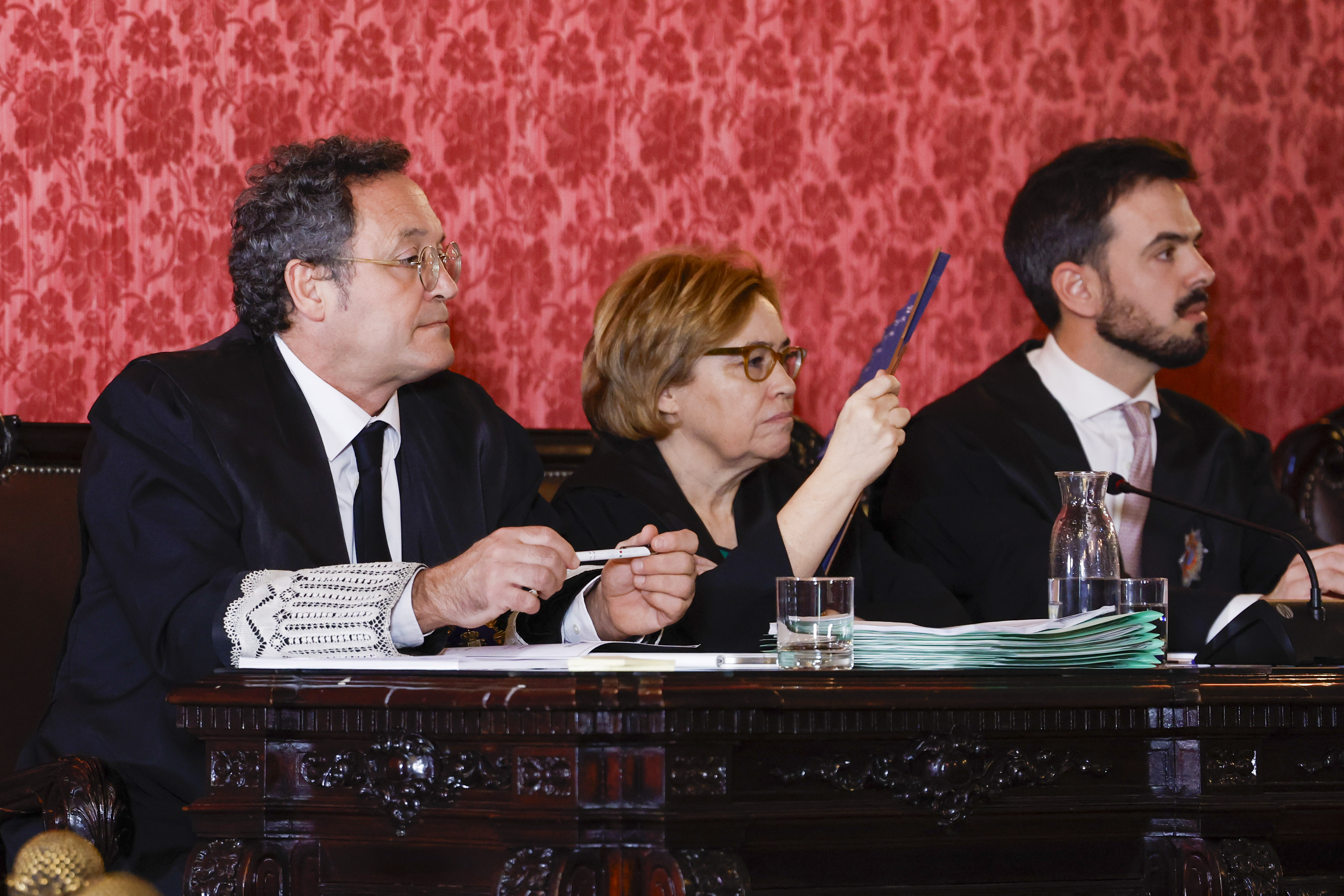 MADRID, 03/11/2025.- El fiscal general del Estado, Álvaro García Ortiz (i), junto a sus abogados Consuelo Castro y José Ignacio Ocio, este lunes en el inicio del juicio por la presunta filtración de información sobre la investigación por fraude a Hacienda de la pareja de Isabel Díaz Ayuso en el Tribunal Supremo. EFE/J.J. Guillén POOL