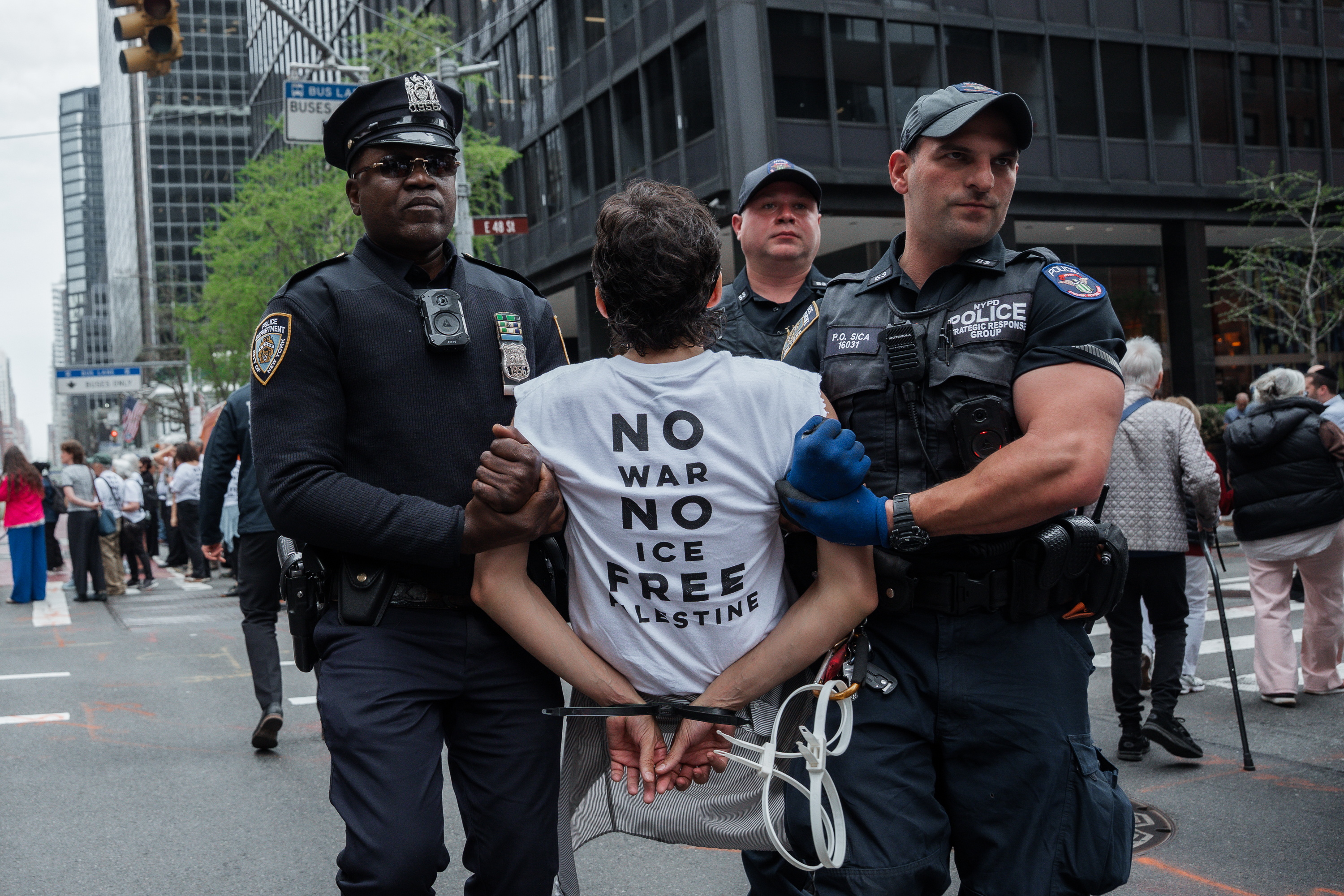New York (United States), 13/04/2026.- New York Police Department officers carry a person after making an arrest during a protest against the war in the Middle East outside the offices of US Senator Charles Schumer in New York, New York, USA, 13 April 2026. Protesters call on him to block US weapon sales to Israel and oppose military action against Iran. (Protestas, Nueva York) EFE/EPA/Olga Fedorova