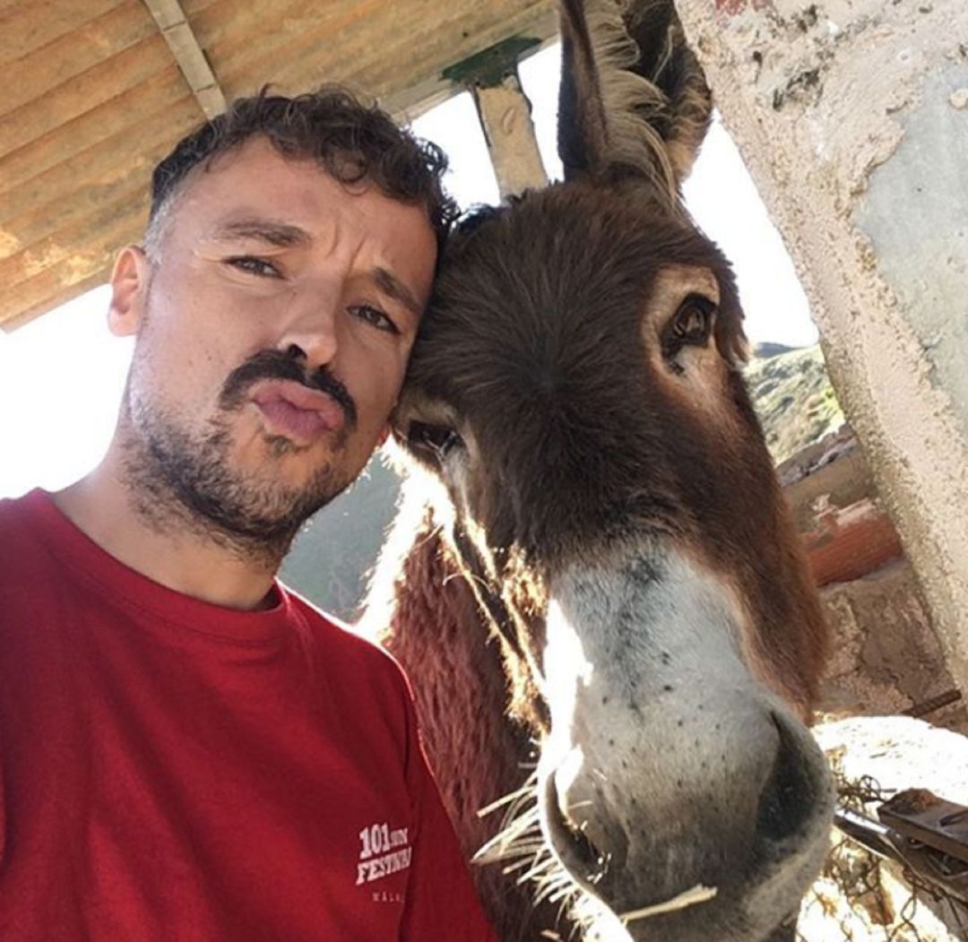 Nunca he oído rebuznar a un burro como lo hizo Baldomera al reencontrarnos