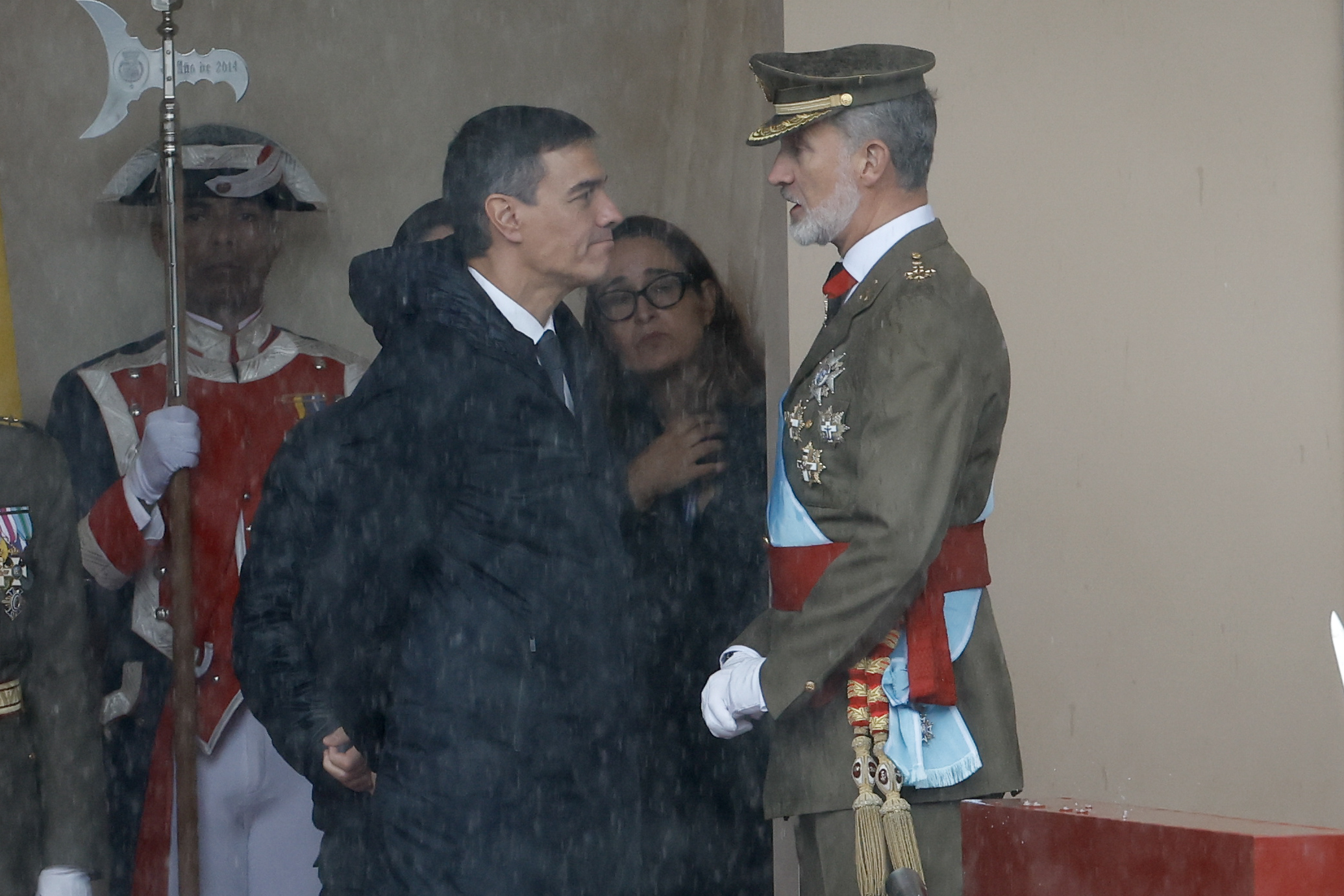 MADRID, 12/10/2024.- El rey Felipe VI conversa con el presidente del Gobierno, Pedro Sánchez (i), este sábado, en el marco del tradicional desfile del Día de la Fiesta Nacional por el Paseo del Prado de Madrid. EFE/Chema Moya
