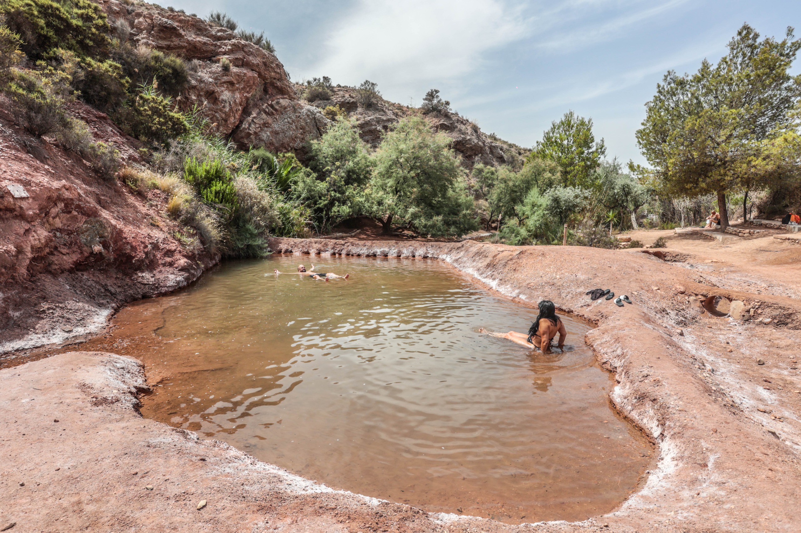 Sus aguas se mezclan con el  barro rojo, verde o blanco que se aplica sobre la piel