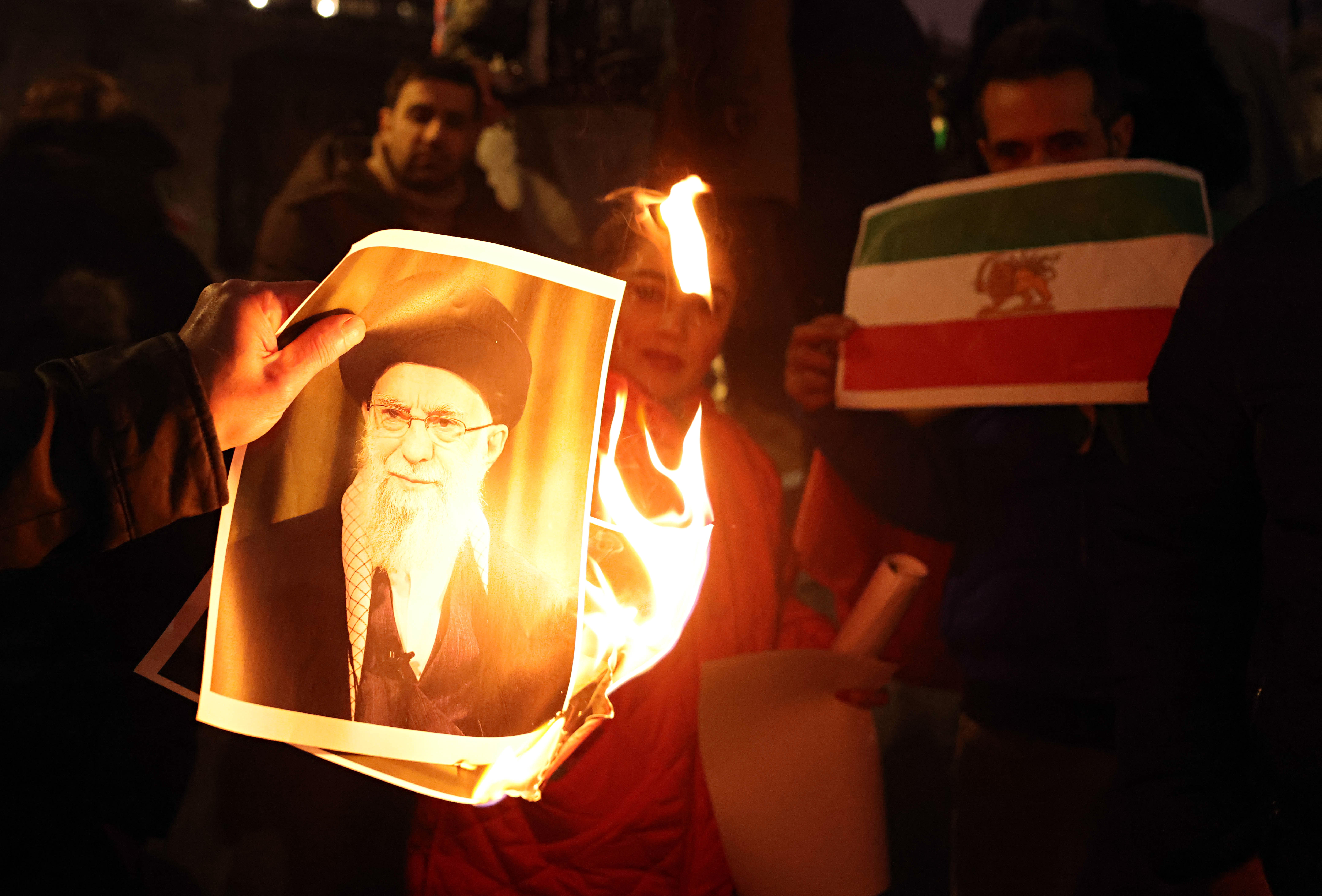 FOTODELDIA Londres, 11/01/2026.- Manifestantes queman un retrato del líder supremo iraní, Ali Jamenei, durante una manifestación en apoyo al actual movimiento de protesta en Irán, frente a Downing Street en Londres, 11 de enero de 2026. EFE/NEIL HALL
