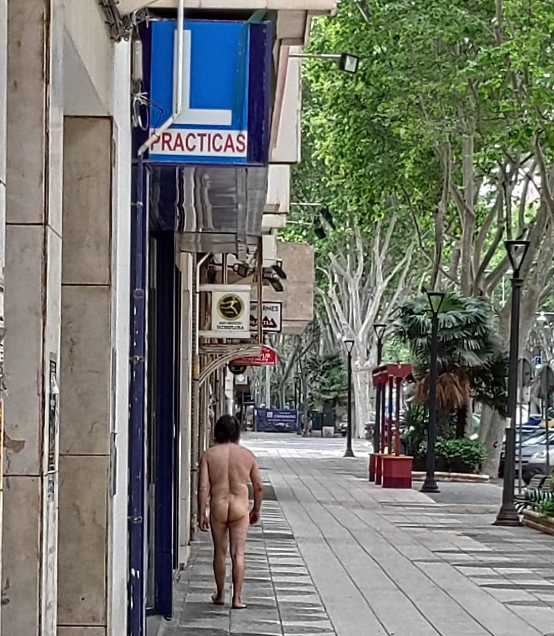 Un hombre pasea desnudo por las calles de Cartagena | Actualidad | Cadena  SER