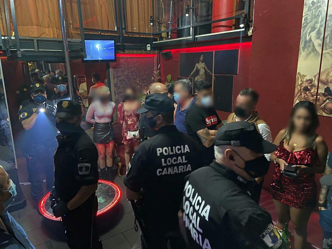 La Policía Local levanta acta contra dos futbolistas del Tenerife |  Deportes | Cadena SER