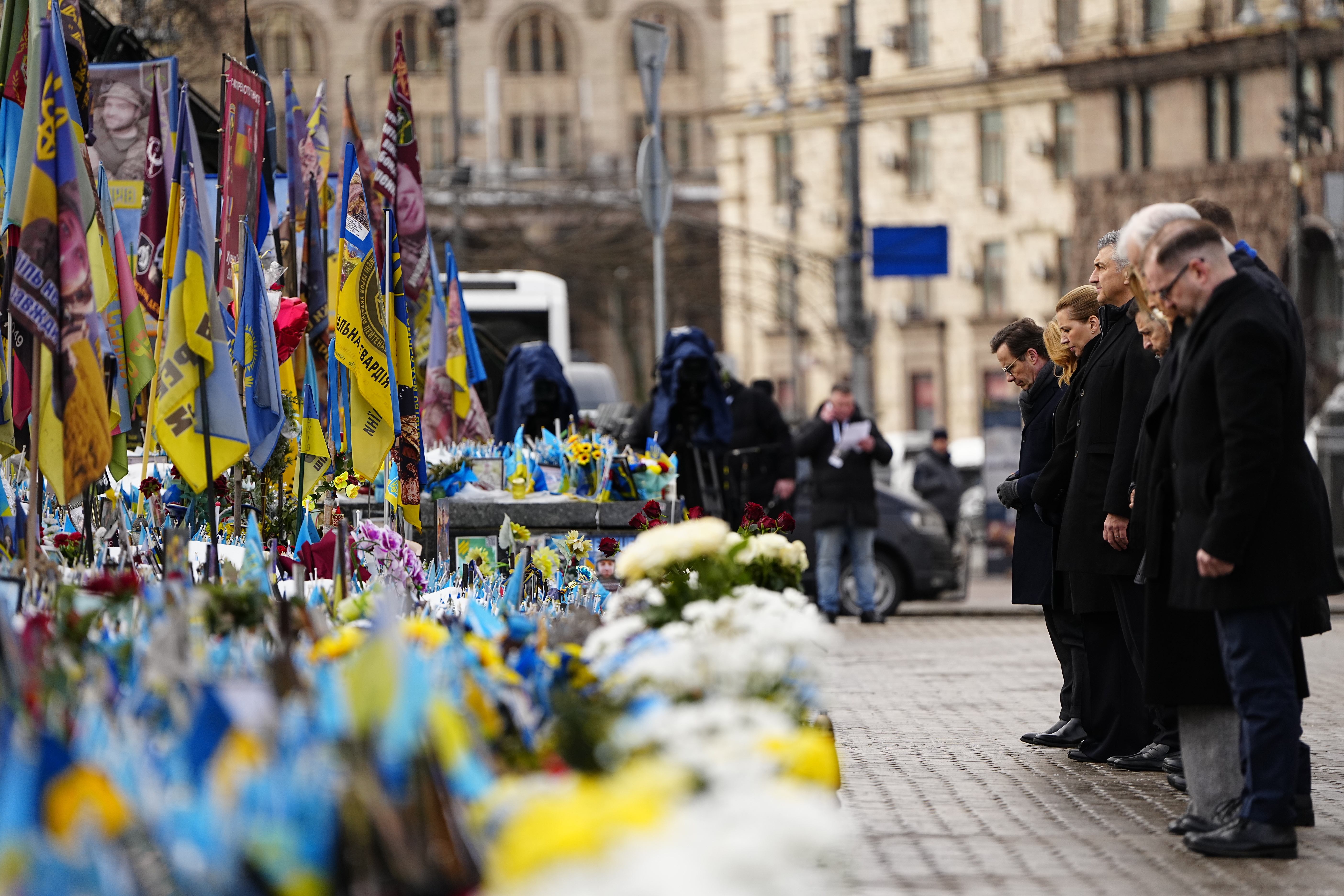 Kyiv (Ukraine), 24/02/2026.- Denmark's Prime Minister Mette Frederiksen (3-L) participates together with Swedish Prime Minister Ulf Kristersson (L), Latvian Prime Minister Silina Evika (2-L), and Ukraine's President Volodymyr Zelensky (5-L), in a memorial ceremony for fallen soldiers at Maidan Square in Kyiv, Ukraine, 24 February 2026. Frederiksen is visiting on the fourth anniversary of Russia's invasion of Ukraine. (Dinamarca, Rusia, Ucrania, Kiev) EFE/EPA/MADS CLAUS RASMUSSEN DENMARK OUT