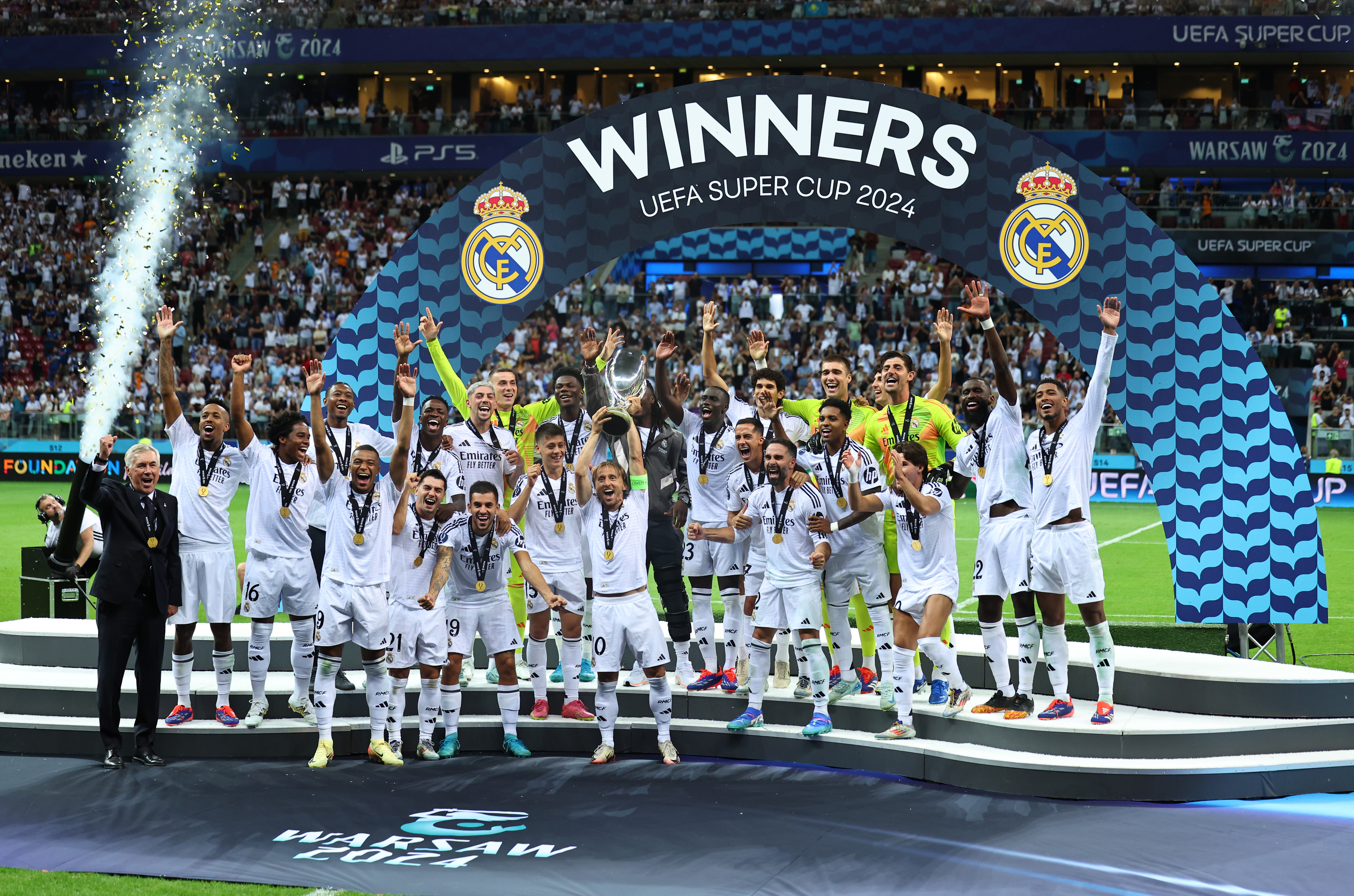 WARSAW, POLAND - AUGUST 14: Real Madrid celebrate with the trophy after winning the UEFA Super Cup 2024 match between Real Madrid and Atalanta BC at National Stadium on August 14, 2024 in Warsaw, Poland. (Photo by Robbie Jay Barratt - AMA/Getty Images)