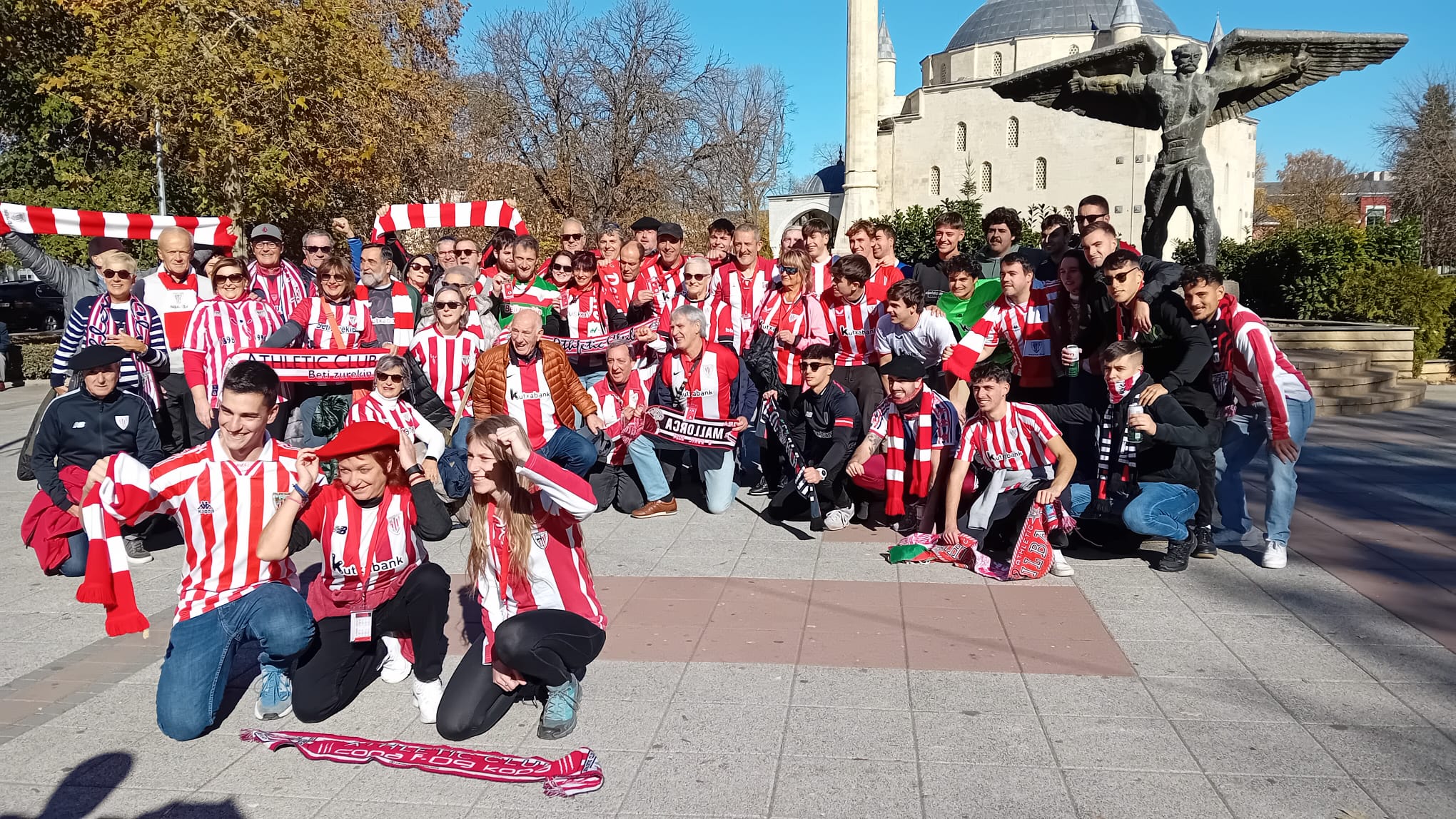 Aficionados del Athletic ya están animando a los rojiblancos en Bulgaria