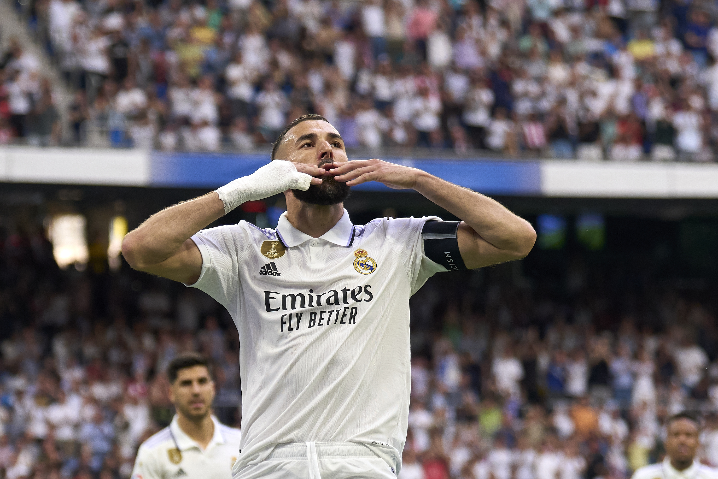Karim Benzema se despide con un minuto de oro en el Santiago Bernabéu: gol y sustitución para la ovación del público