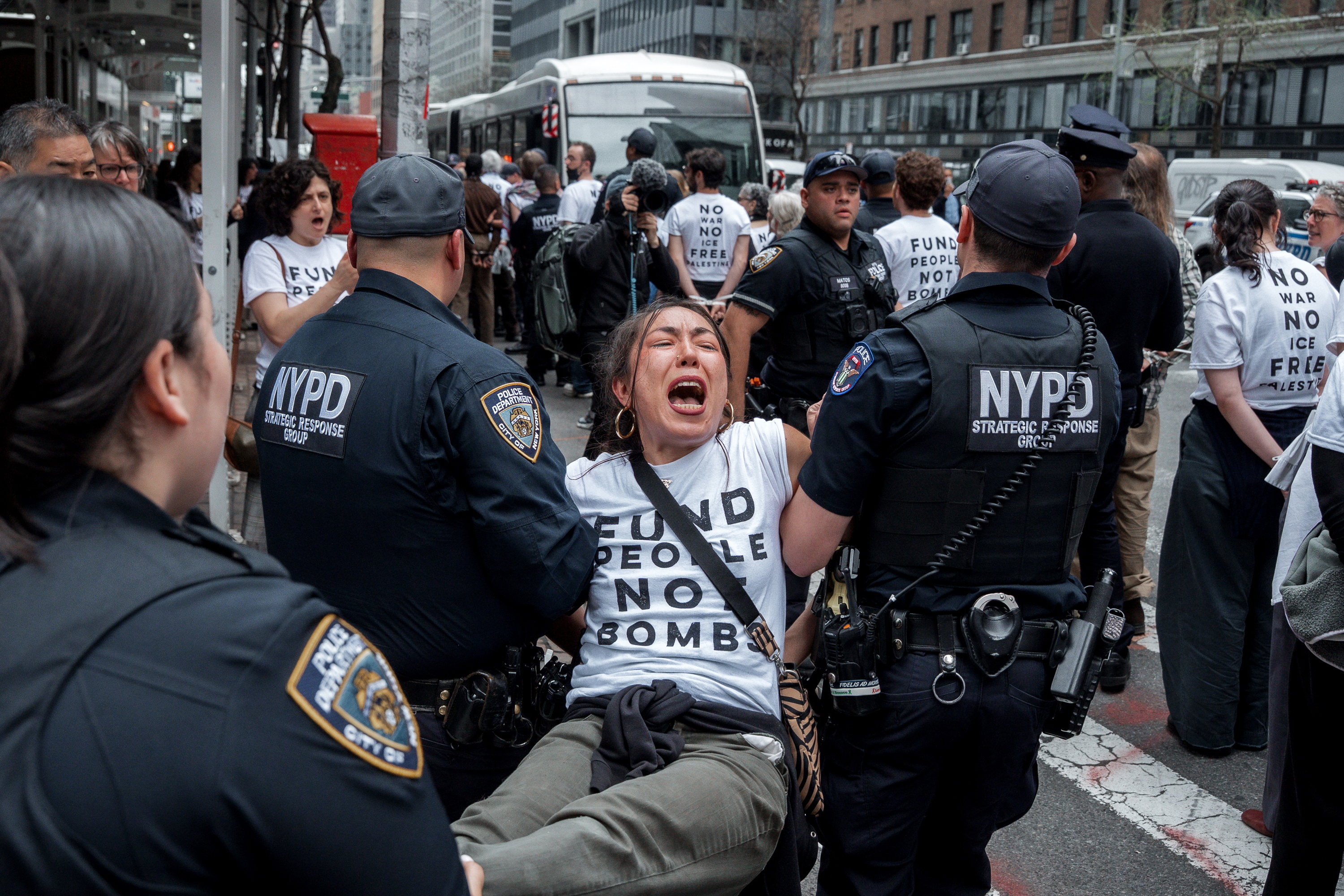 FOTODELDÍA EPA1546. NUEVA YORK (ESTADOS UNIDOS), 13/04/2026.- Agentes del Departamento de Policía de Nueva York (NYPD) detienen una persona durante una protesta contra la guerra en Oriente Medio este lunes, en Nueva York (EE.UU.). EFE/EPA/Olga Fedorova