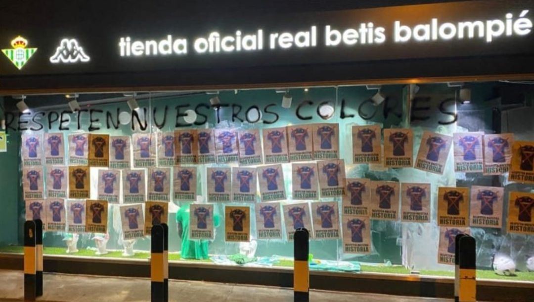 Reanimar Centelleo Excursión Respeten nuestra historia": la tienda oficial del Betis amanece con  pintadas en contra de la camiseta morada | Deportes | Cadena SER