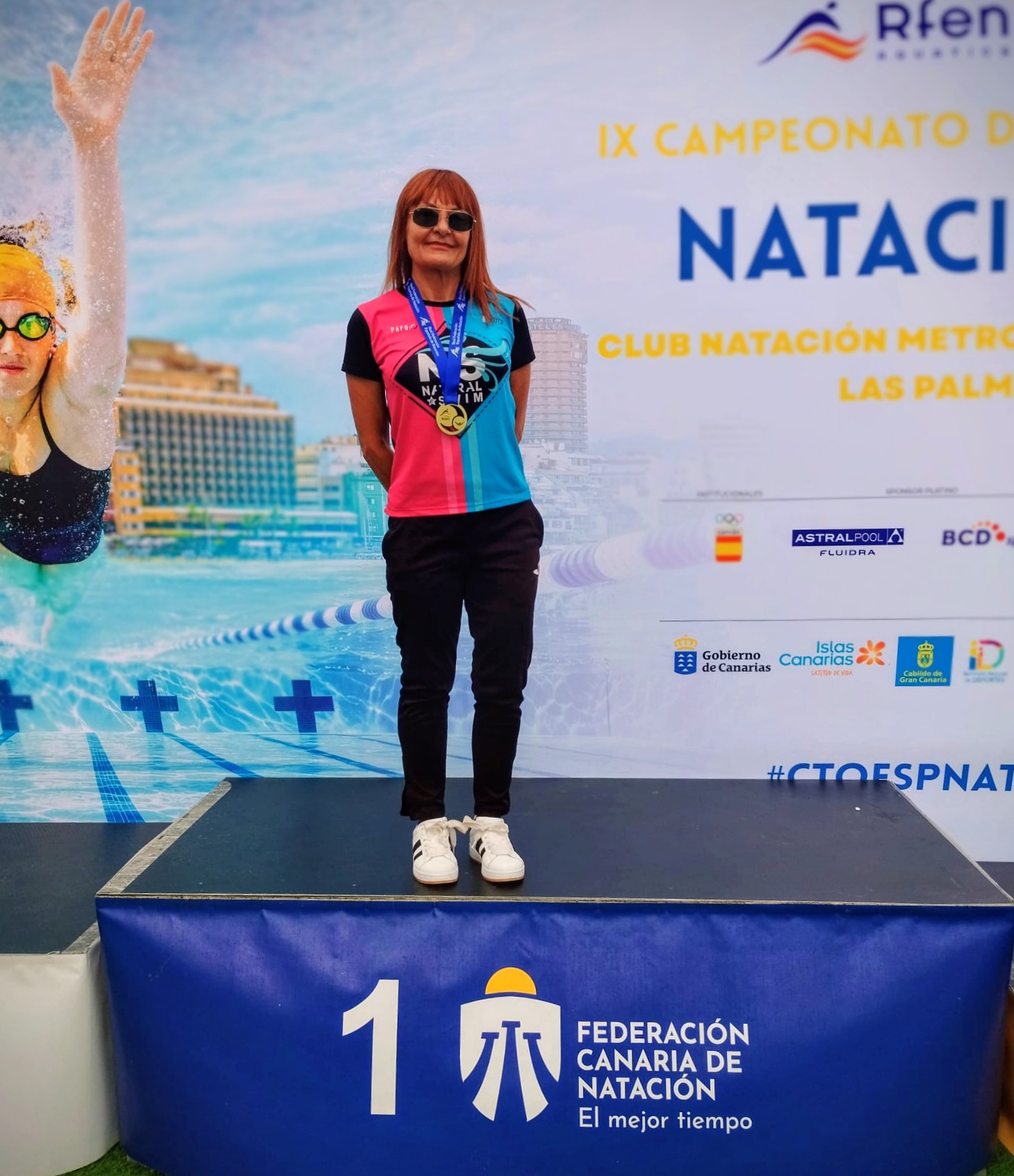 Marina Navarro en lo alto del podio