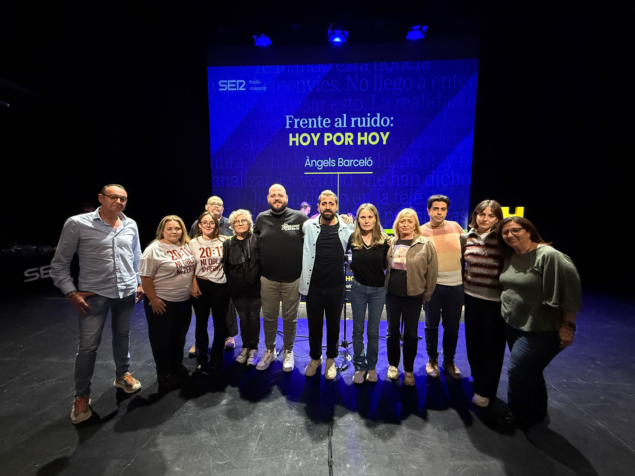 El grupo musical 'La Fúmiga' con representantes de las asociaciones de victimas de la DANA en el especial de 'Hoy por Hoy' desde Valencia.