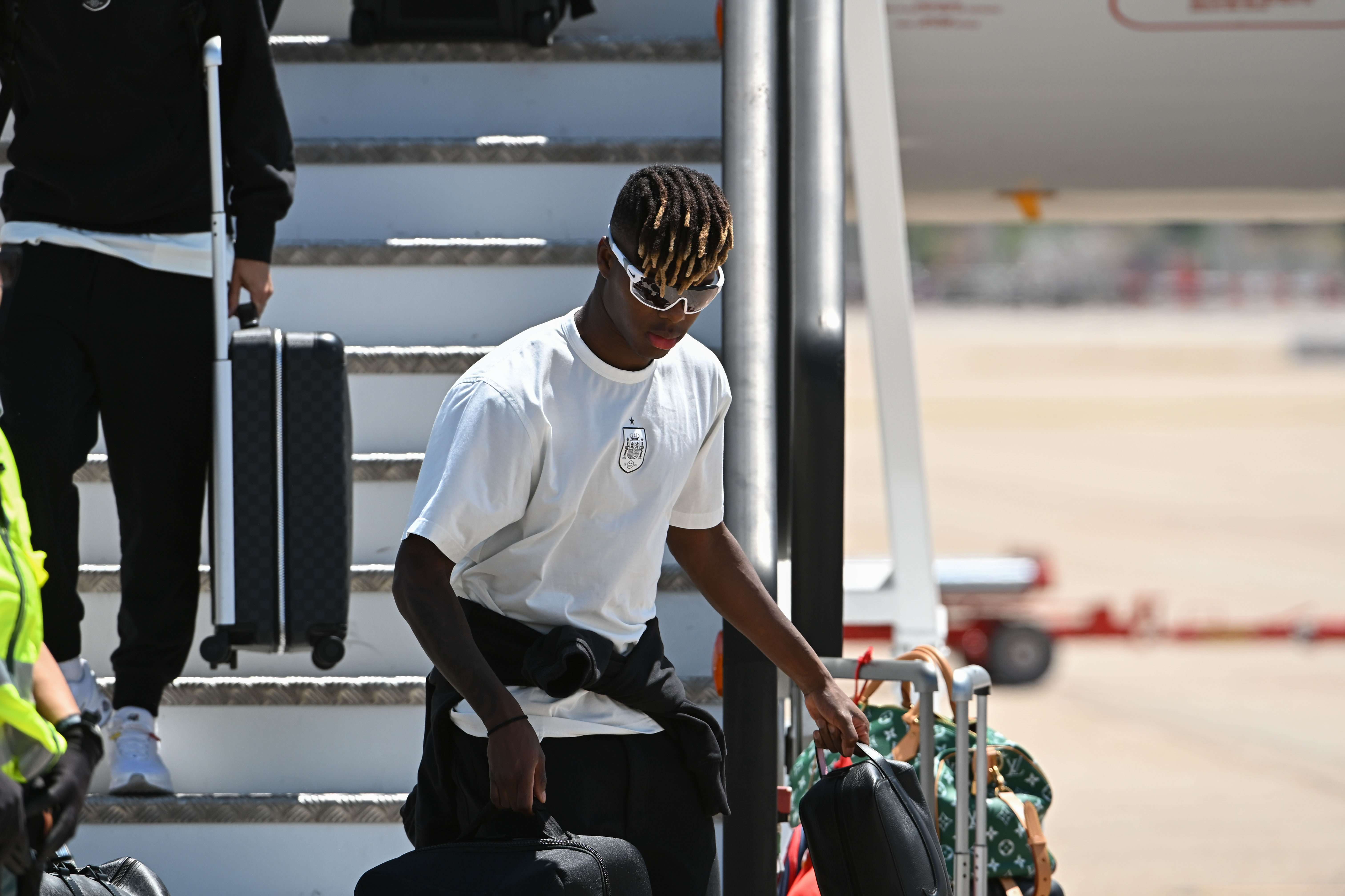 El jugador Nico Williams a su llegada al aeropuerto Adolfo Suárez Madrid-Barajas.