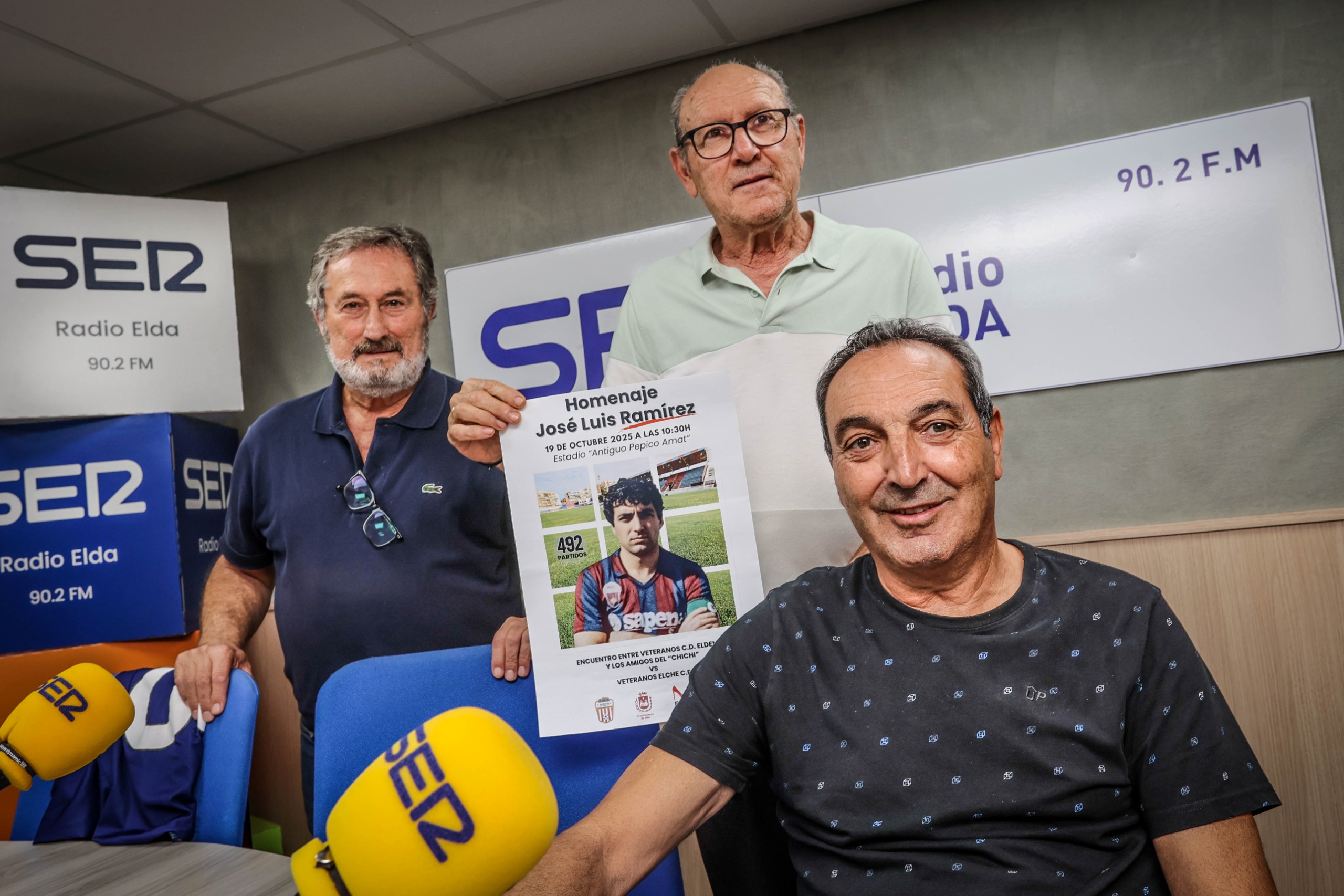 José Luis Ramírez (sentado) acompañado por José Ramón Navarro (I) y José García "Chichi"