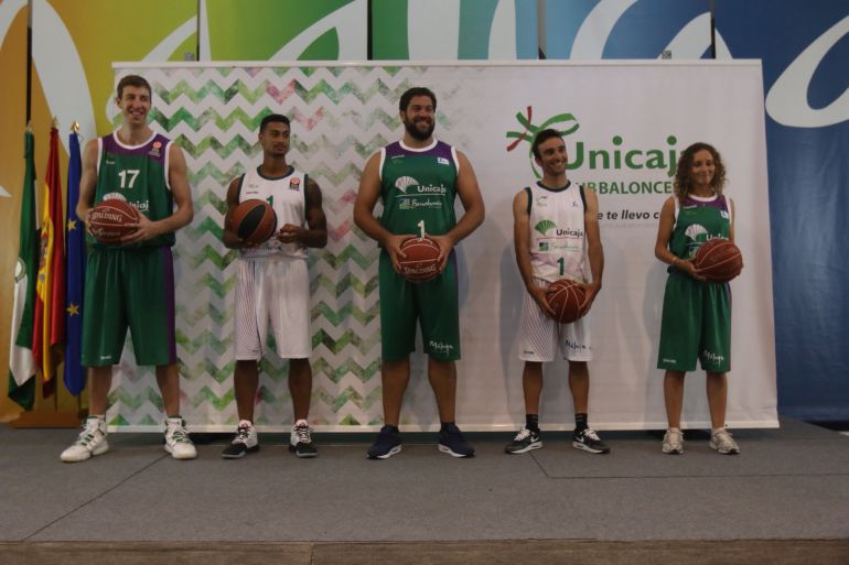 La nueva equipación del Unicaja Baloncesto que representa la bandera de  Málaga