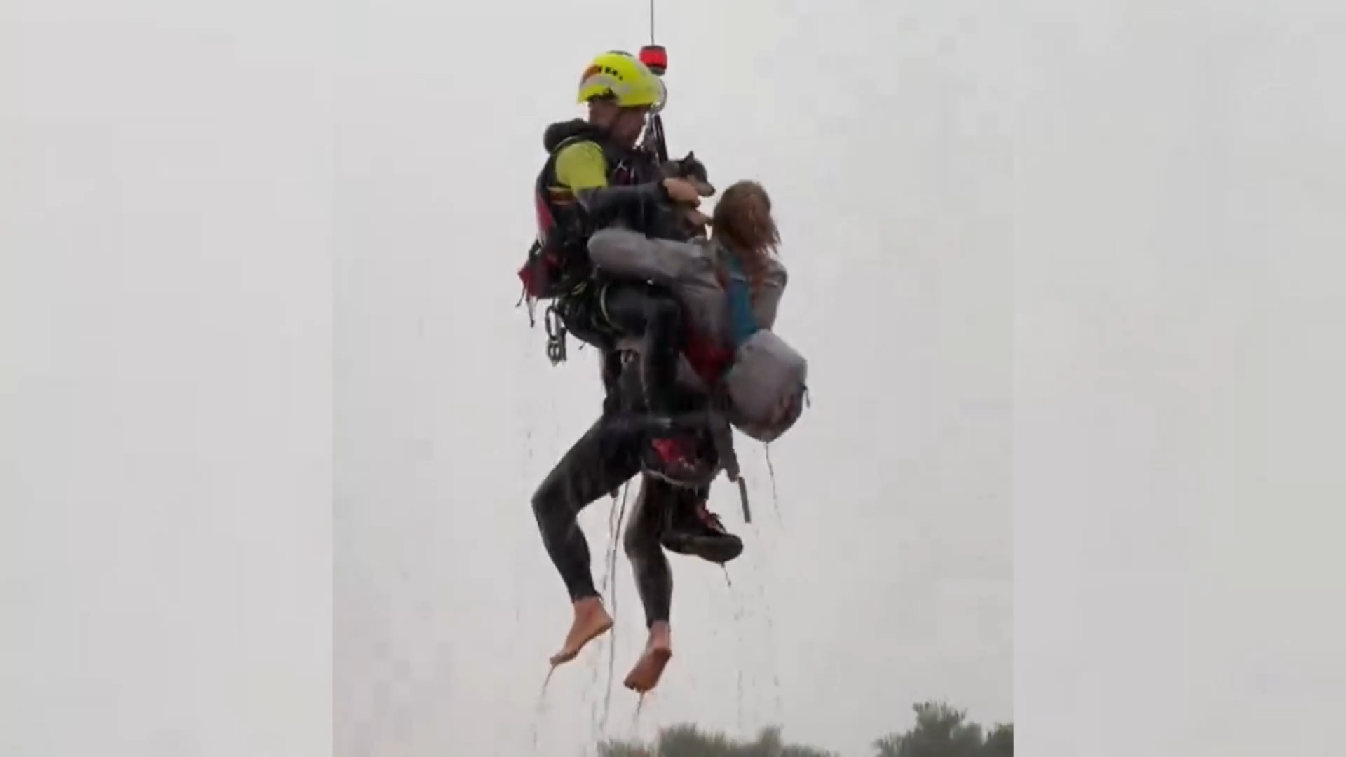 MADRID, 30/10/2024.- Captura de un video facilitado por la UME del rescate de una mujer con sus mascotas de su casa de madera en Utiel (Valencia) inundada por la dana. El personal del tercer batallón de la Unidad Militar de Emergencias (UME) se ha desplegado en los municipios valencianos de Utiel y Requena, en el interior de la provincia de Valencia, y en Xirivella y Alaquàs, en el área metropolitana. EFE/UME -SOLO USO EDITORIAL/SOLO DISPONIBLE PARA ILUSTRAR LA NOTICIA QUE ACOMPAÑA (CRÉDITO OBLIGATORIO)-
