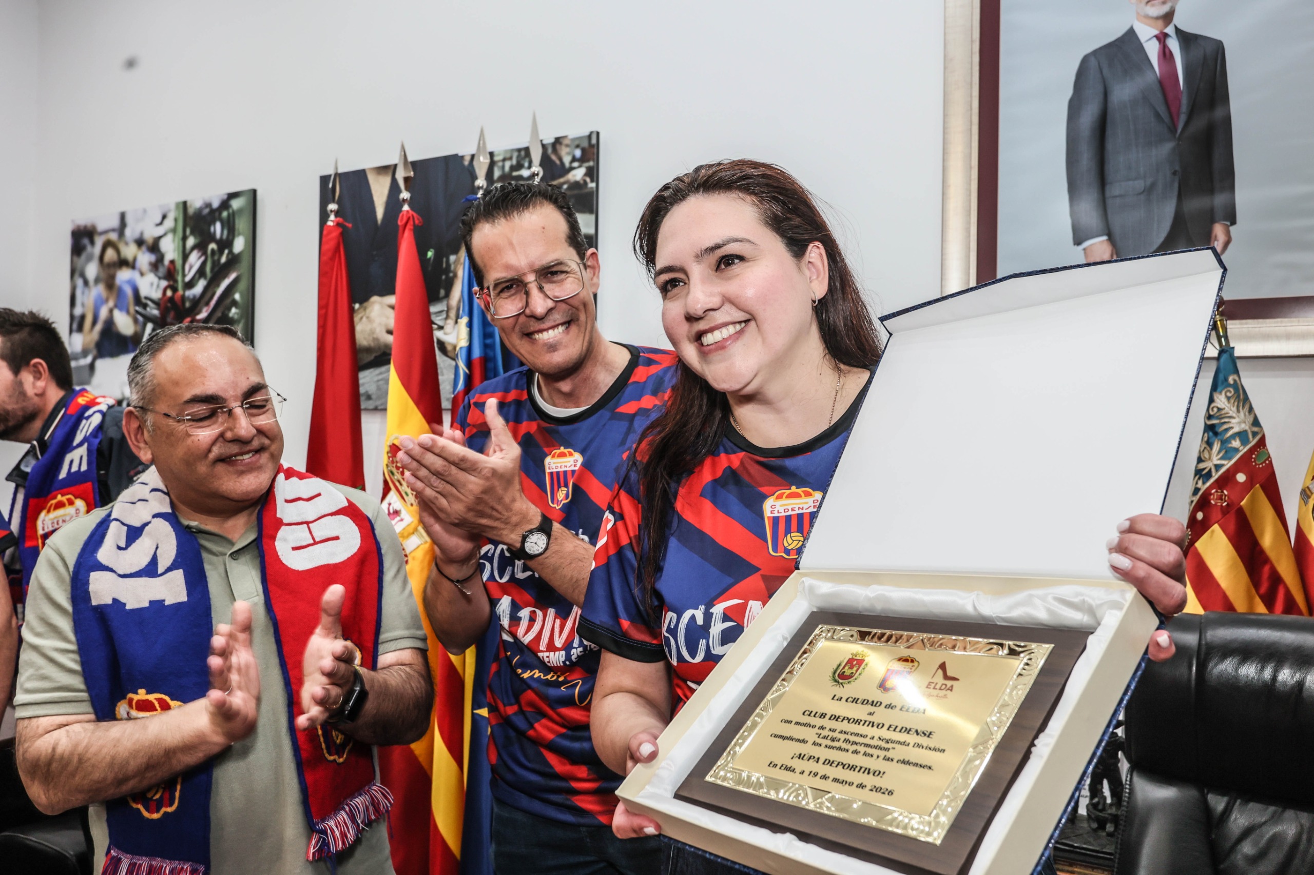 Carolina Holguín, presidenta del Eldense, recibe una placa de manos del alcalde de Elda, Rubén Alfaro