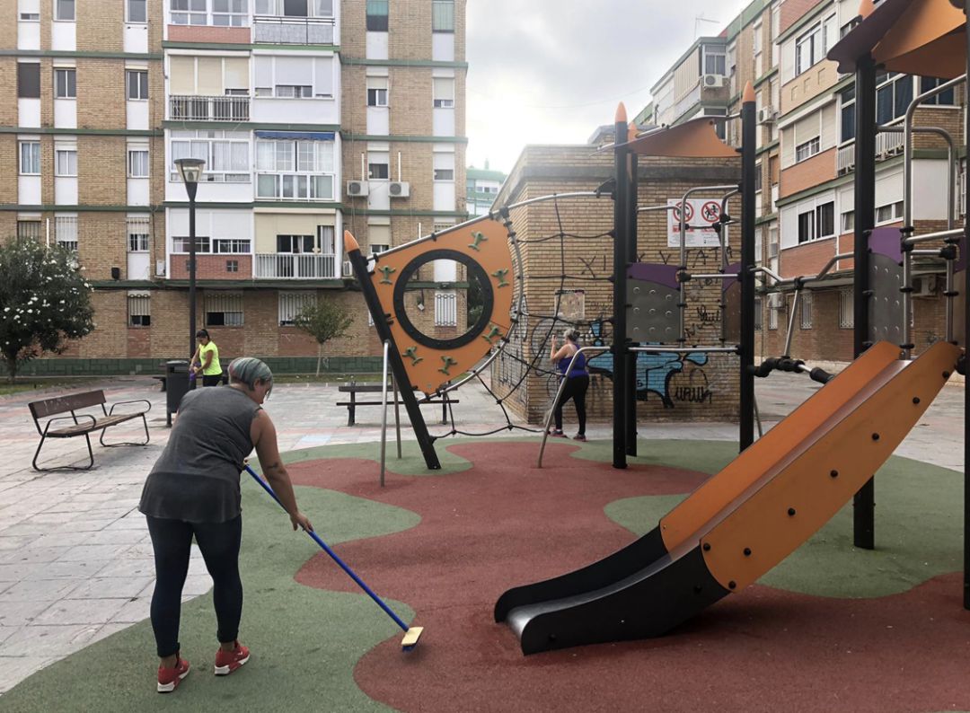 Último Acompañar Milagroso Málaga capital: Vecinos de Puerta Blanca limpian un parque infantil público  lleno de suciedad: Vecinos de Puerta Blanca limpian un parque infantil  público lleno de suciedad | Actualidad | Cadena SER