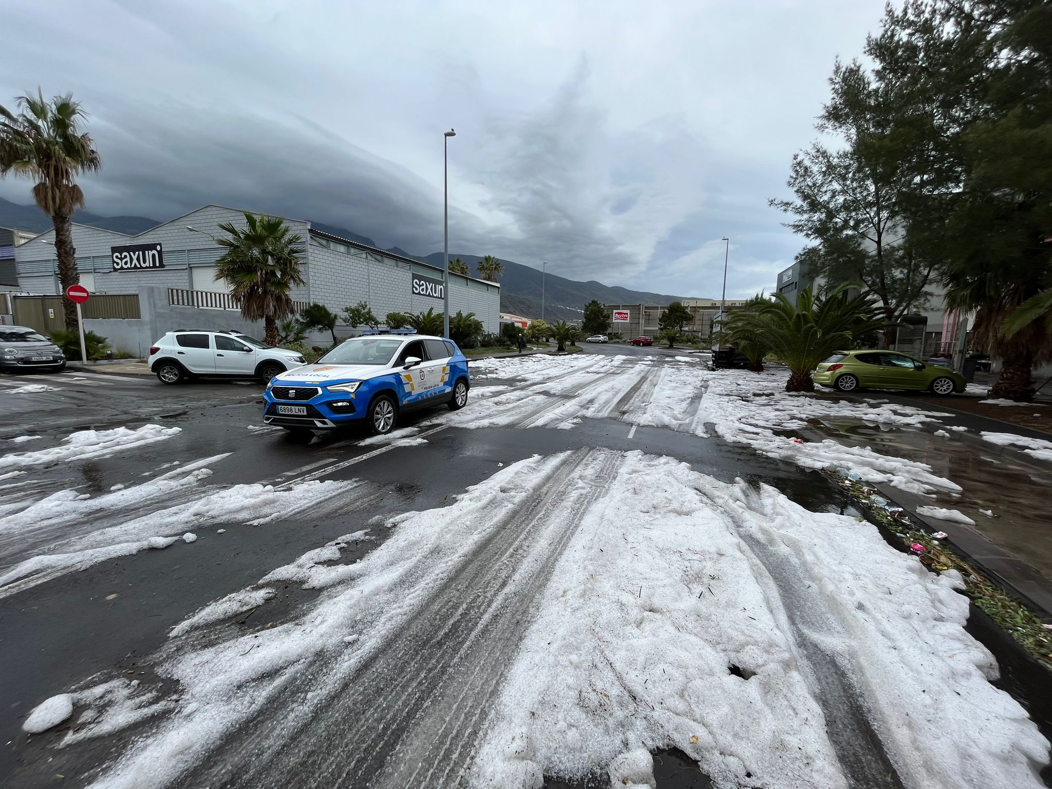 aceptable Especial lógica La nieve y el granizo envuelve a Canarias: las imágenes del manto blanco  que sorprende a las islas | Actualidad | Cadena SER