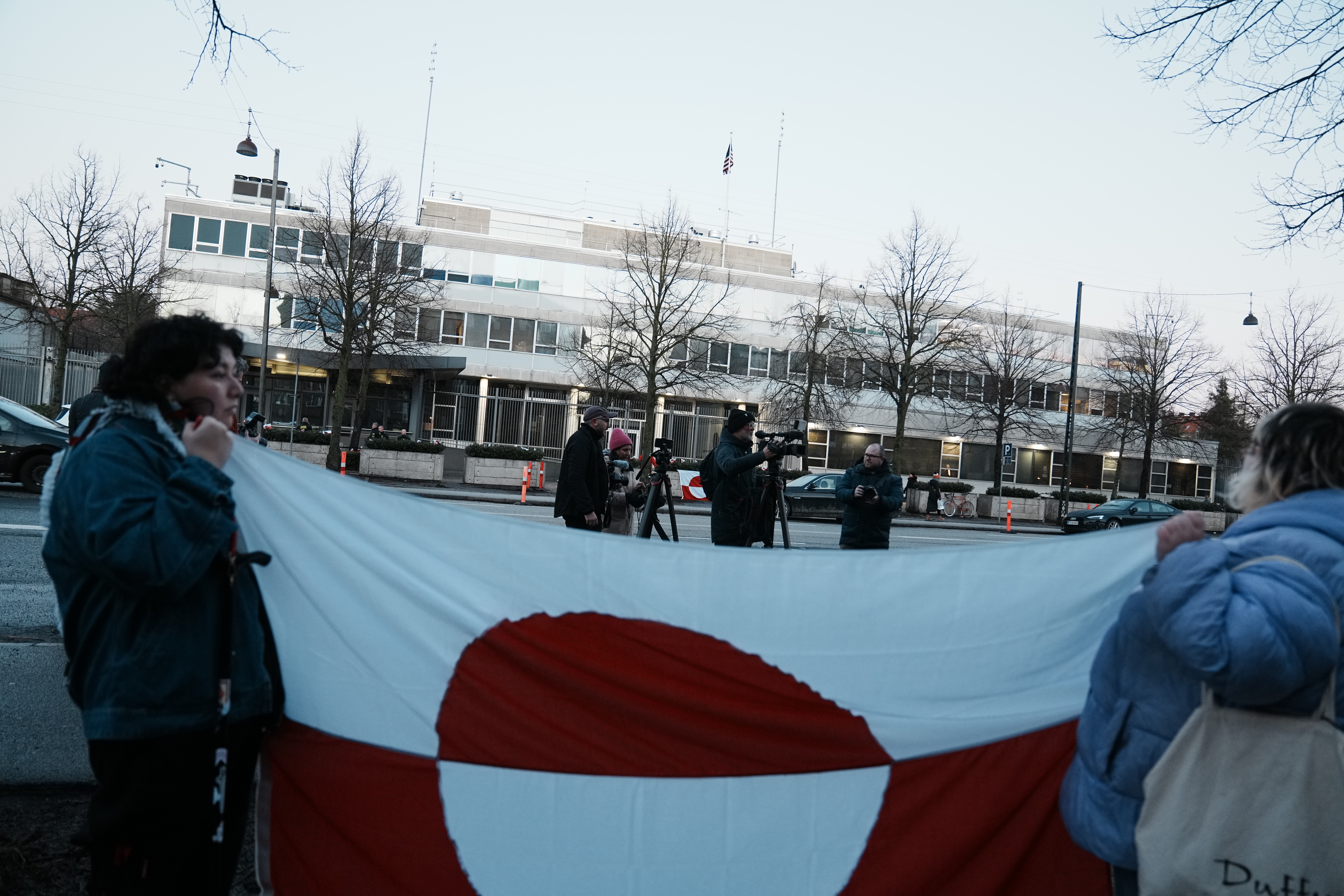 Copenhagen (Denmark), 14/01/2026.- People display the flag of Greenland as they take part in a demonstration under the slogan 'Greenland is for Greenlanders' in front of the US embassy in Copenhagen, Denmark, on 14 January 2026. (Protestas, Dinamarca, Groenlandia, Copenhague) EFE/EPA/Thomas Traasdahl DENMARK OUT
