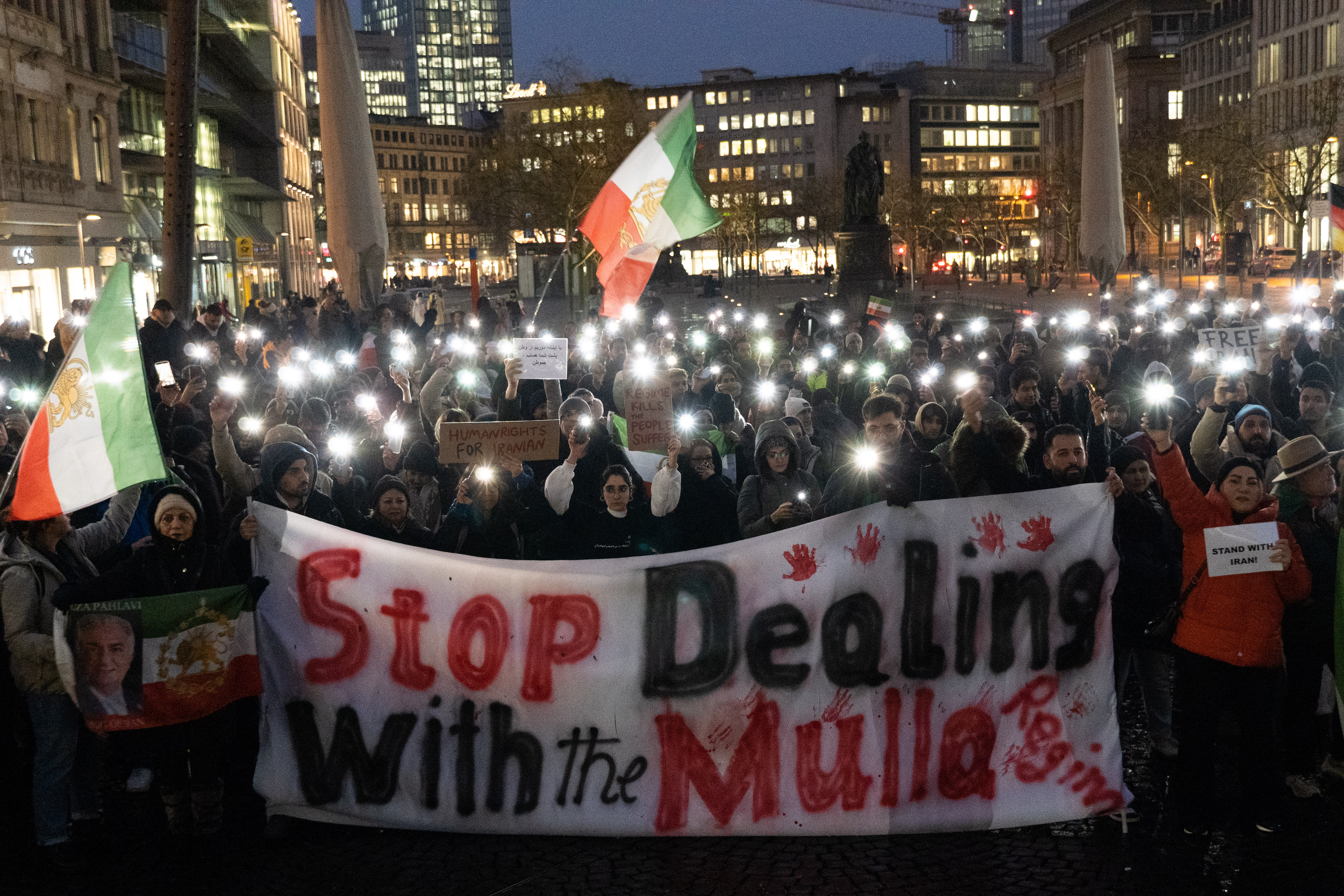 Protestantes cargan contra el régimen iraní en Frankfurt, Alemania. EFE/EPA/MATIAS BASUALDO