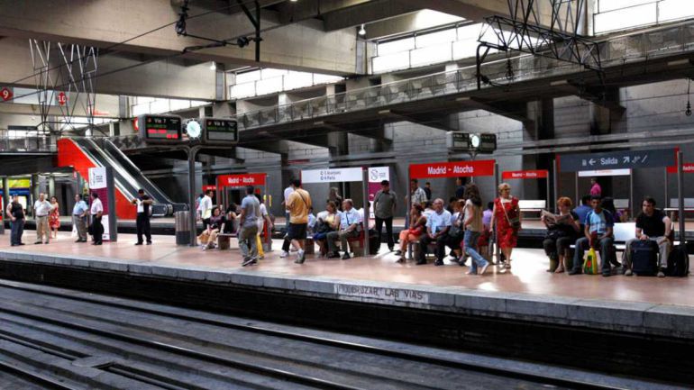 posición hierro Correspondiente a Un tren de Cercanías lleno de pasajeros se queda parado en Atocha durante  casi una hora | Actualidad | Cadena SER