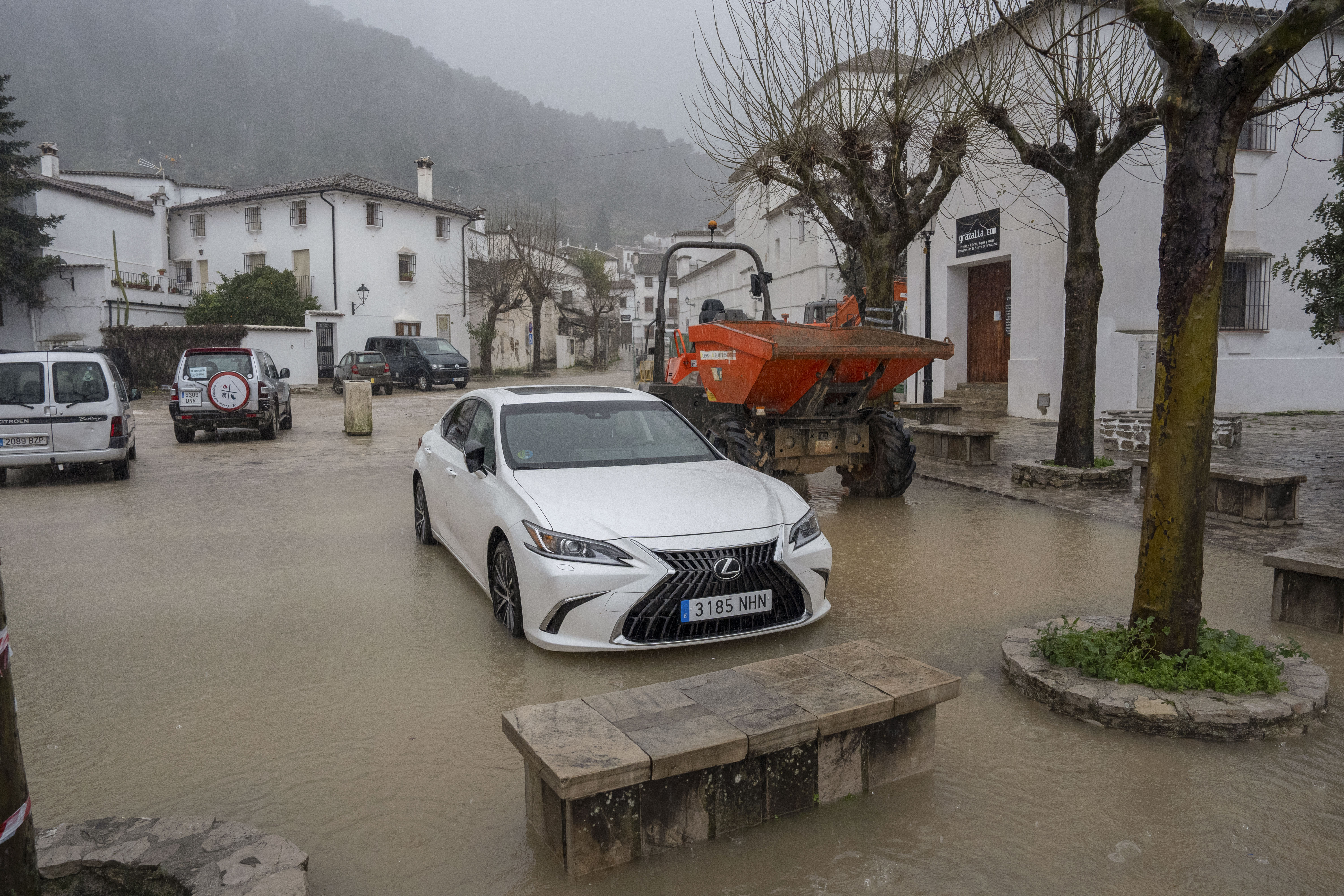GRAZALEMA (CÁDIZ), 04/02/2026.- Calle inundada en Grazalema (Cádiz) debido a las intensas lluvias que se registran este miércoles en la localidad gaditana, y que suceden al mes de enero más lluvioso desde principios del siglo XX lo que ha hecho que se acumule gran cantidad de agua en el subsuelo. EFE/Román Ríos.

