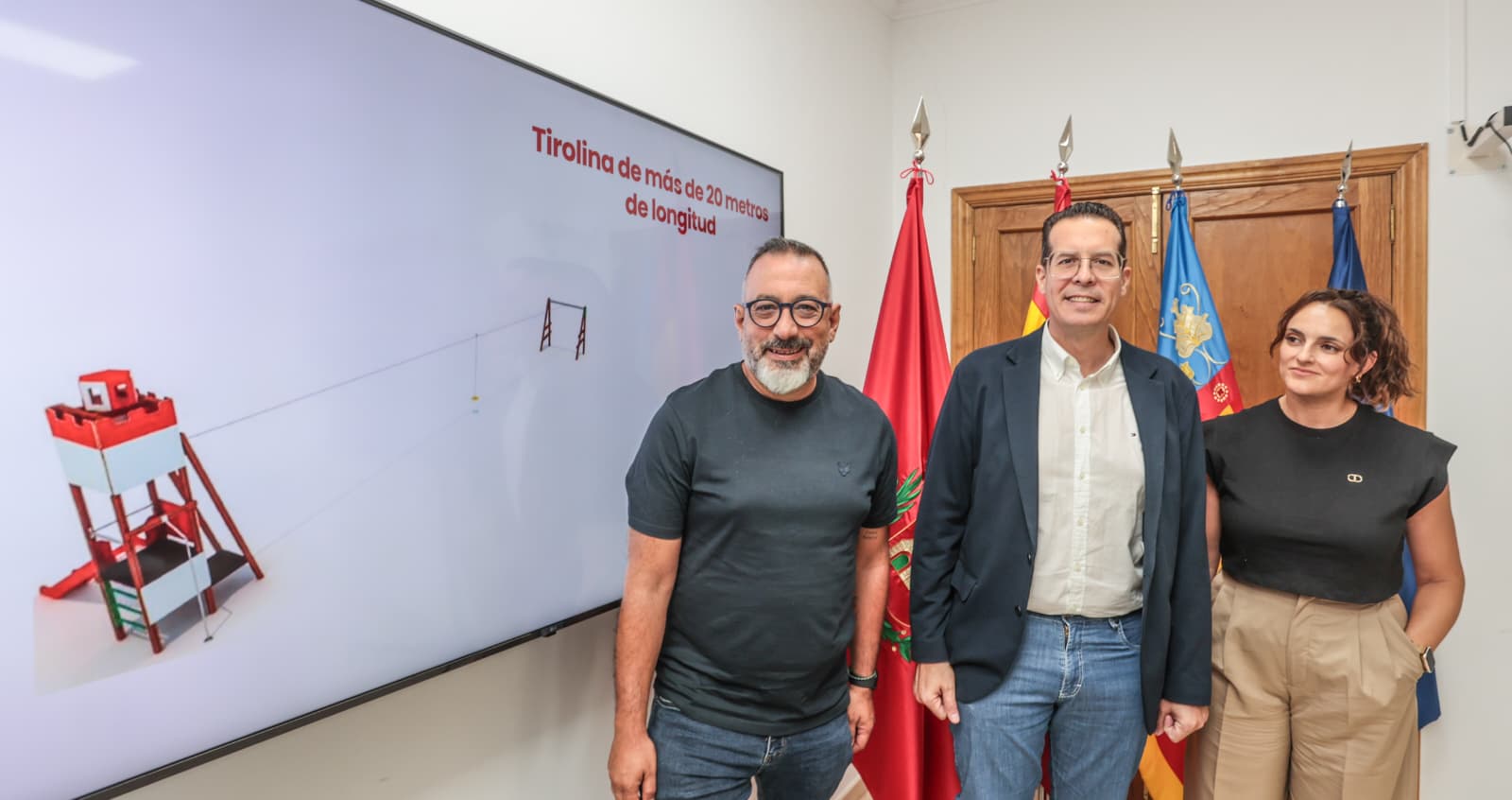 José Antonio Amat, concejal de Espacio Público de Elda; Rubén Alfaro, alcalde de Elda; y Raquel Fernández, directora del área de Inversiones