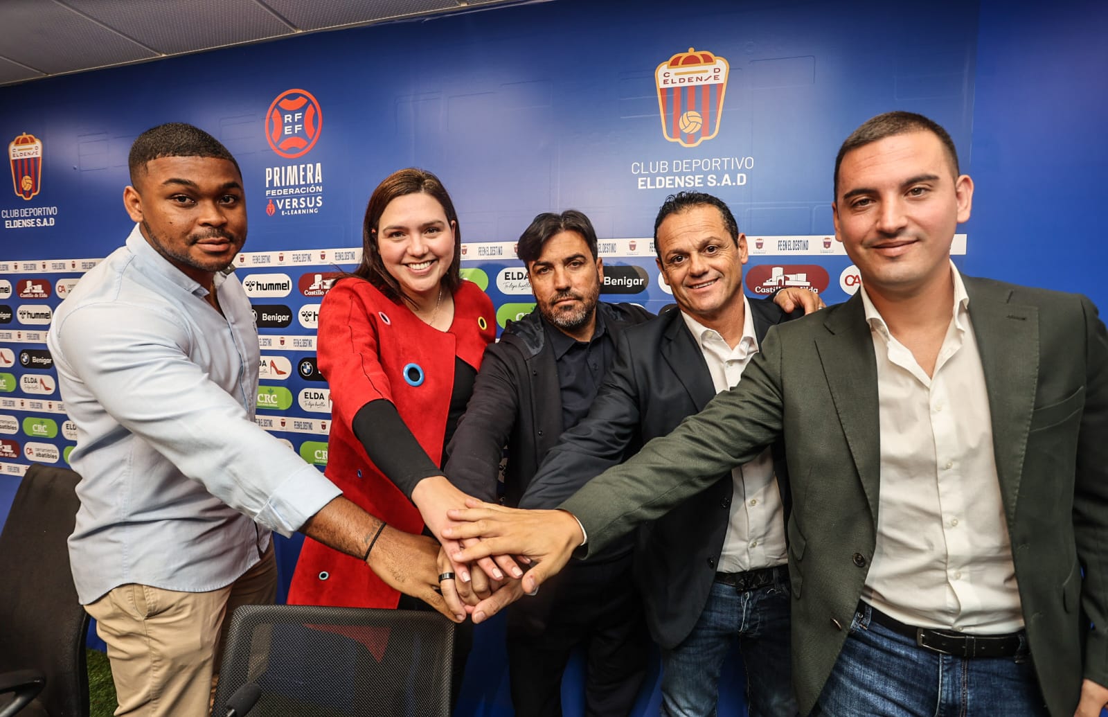 Carolina Holguín con su equipo de trabajo