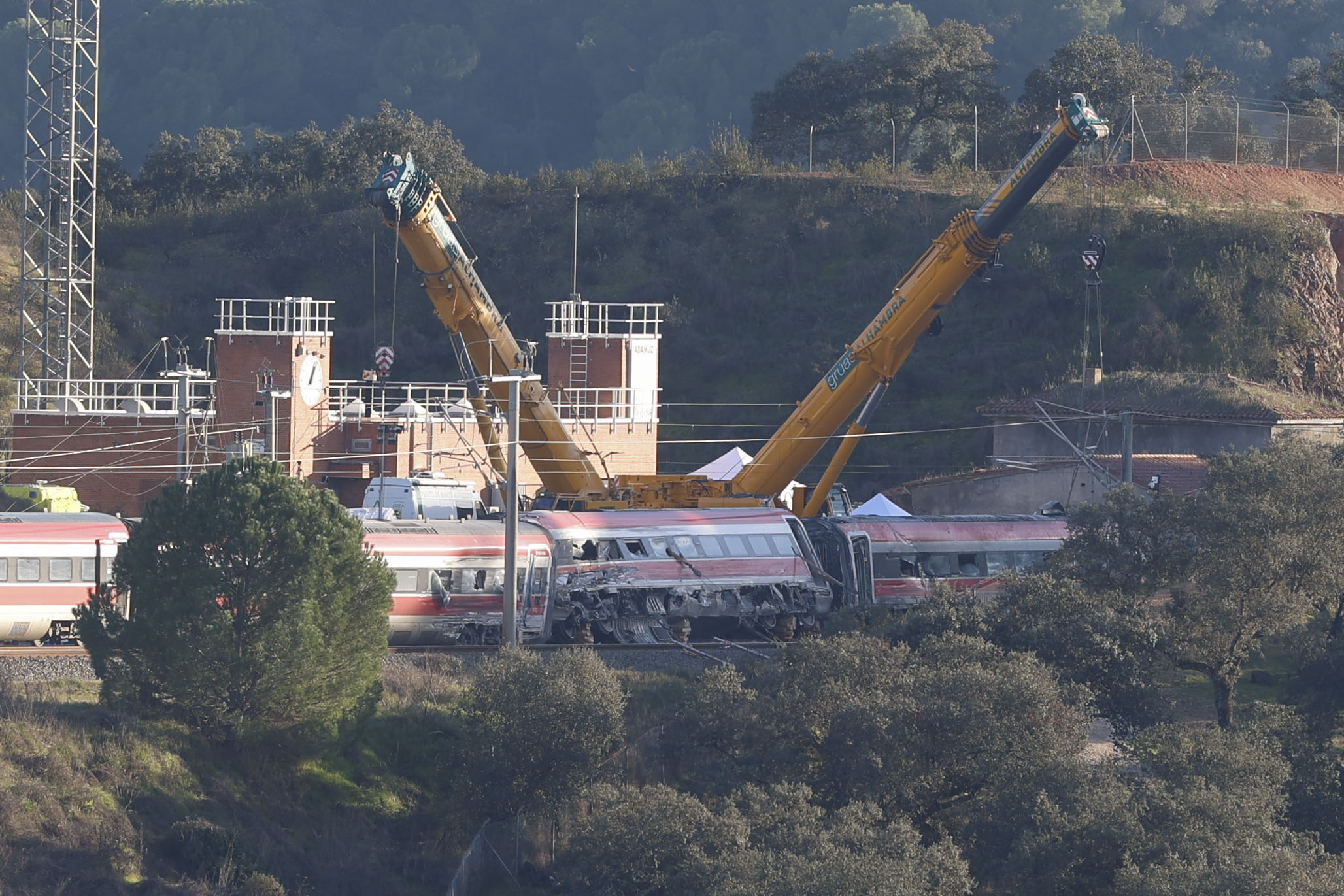 Una grúa trabaja en las inmediaciones del lugar de descarrilamiento de los trenes en el accidente ferroviario de Adamuz (Córdoba). 