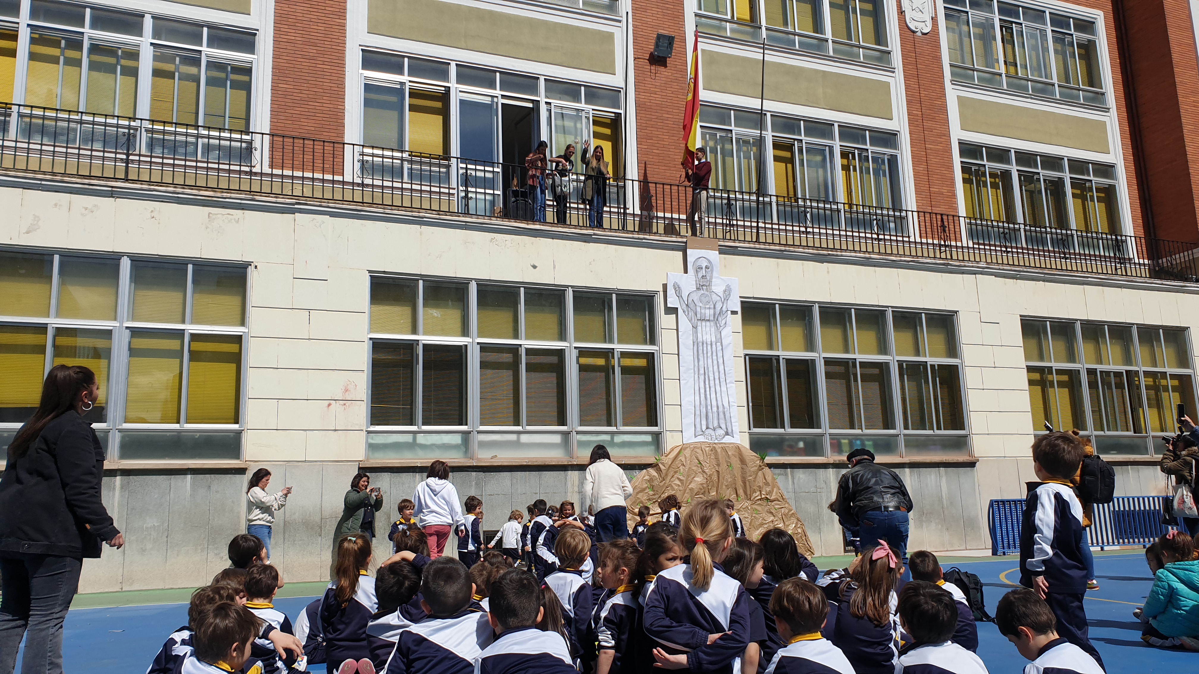 La Salle de Palencia escenifica la pedrea del pan y quesillo con sus alumnos de infantil