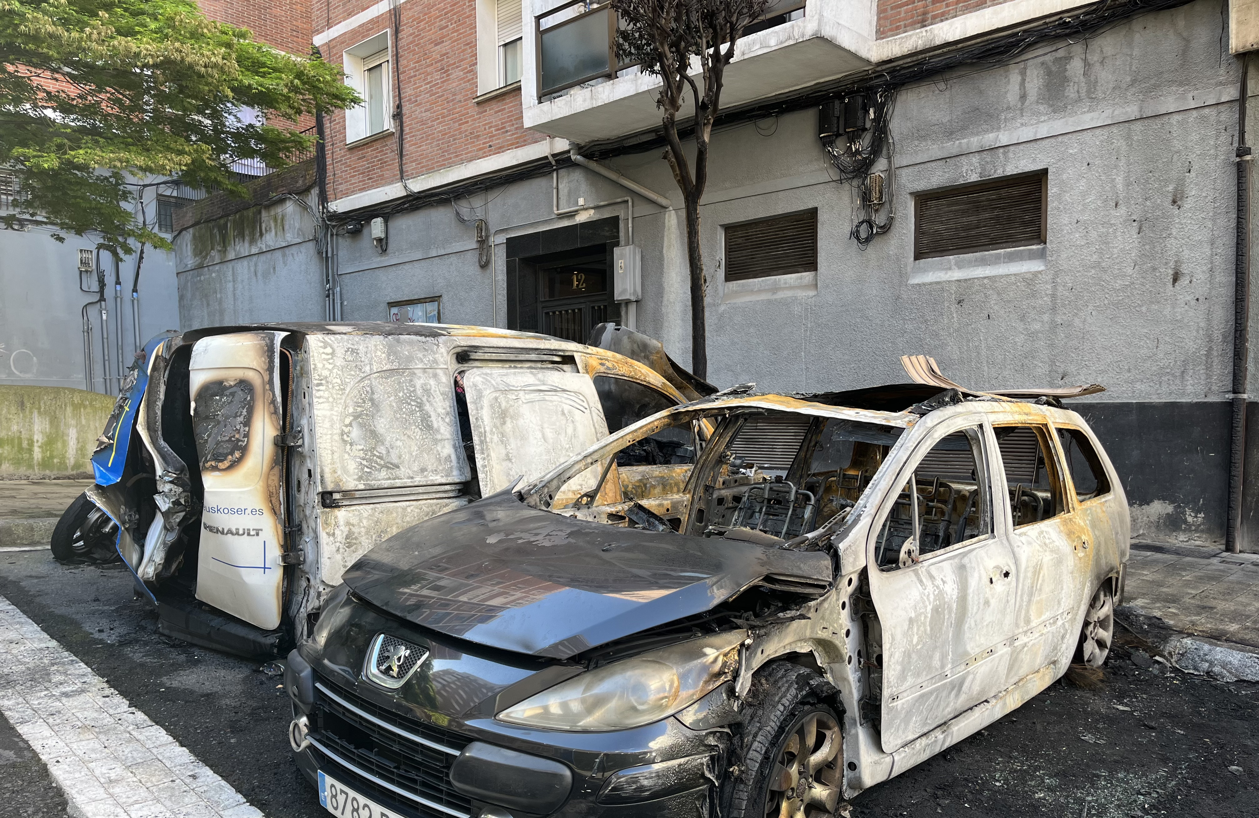 Seis coches y una moto se incendian tras quemarse una furgoneta en el barrio de San Ignacio | Radio Bilbao | Cadena SER