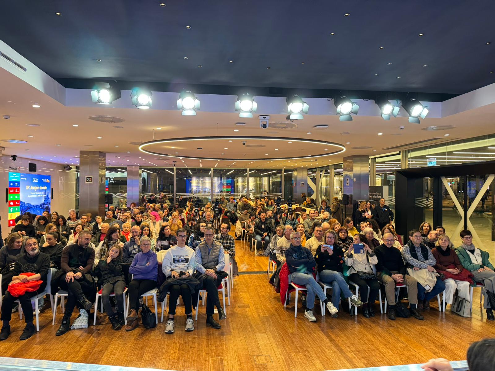 El público asistente al programa especial de las elecciones aragonesas con Àngels Barceló y todo el equipo de la SER.