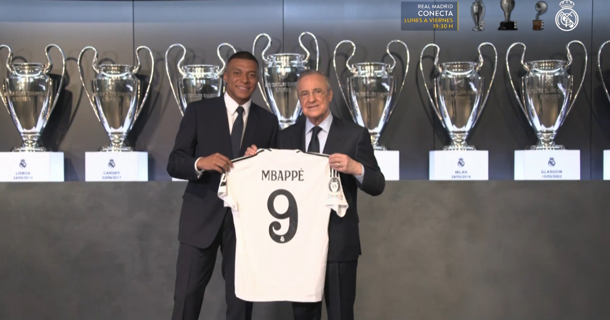 Kylian Mbappé ha posado junto a Florentino Pérez en la sala de trofeos del Santiago Bernabéu con la camiseta del Real Madrid (Real Madrid TV)