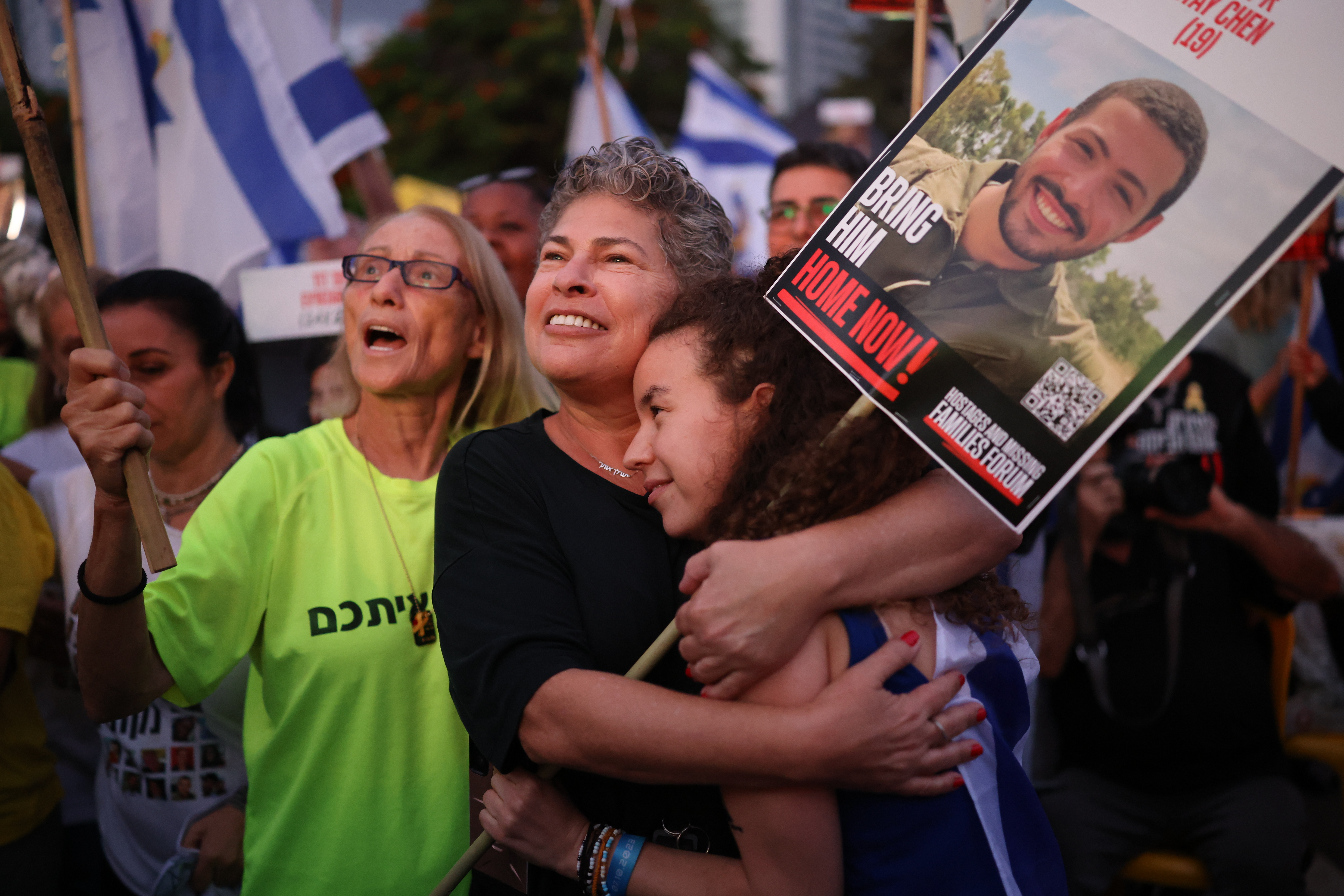 Israelíes celebran la liberación de rehenes retenidos por Hamás en la Plaza de Rehenes de Tel Aviv, Israel