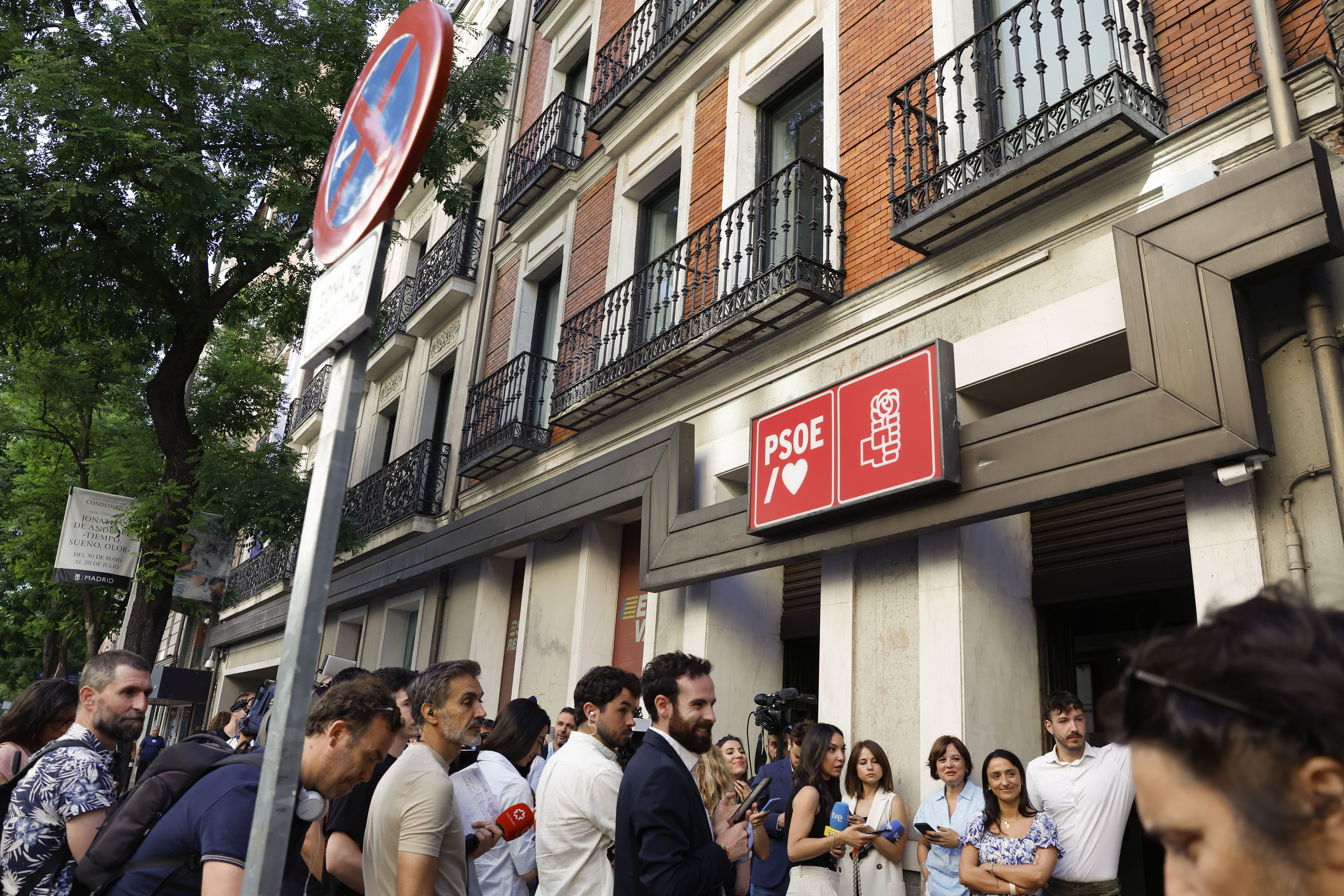 Periodistas a las puertas de la sede del PSOE en Madrid, este lunes, donde la Ejecutiva Federal del partido socialista se reúne por primera vez. EFE/Javier Lizón