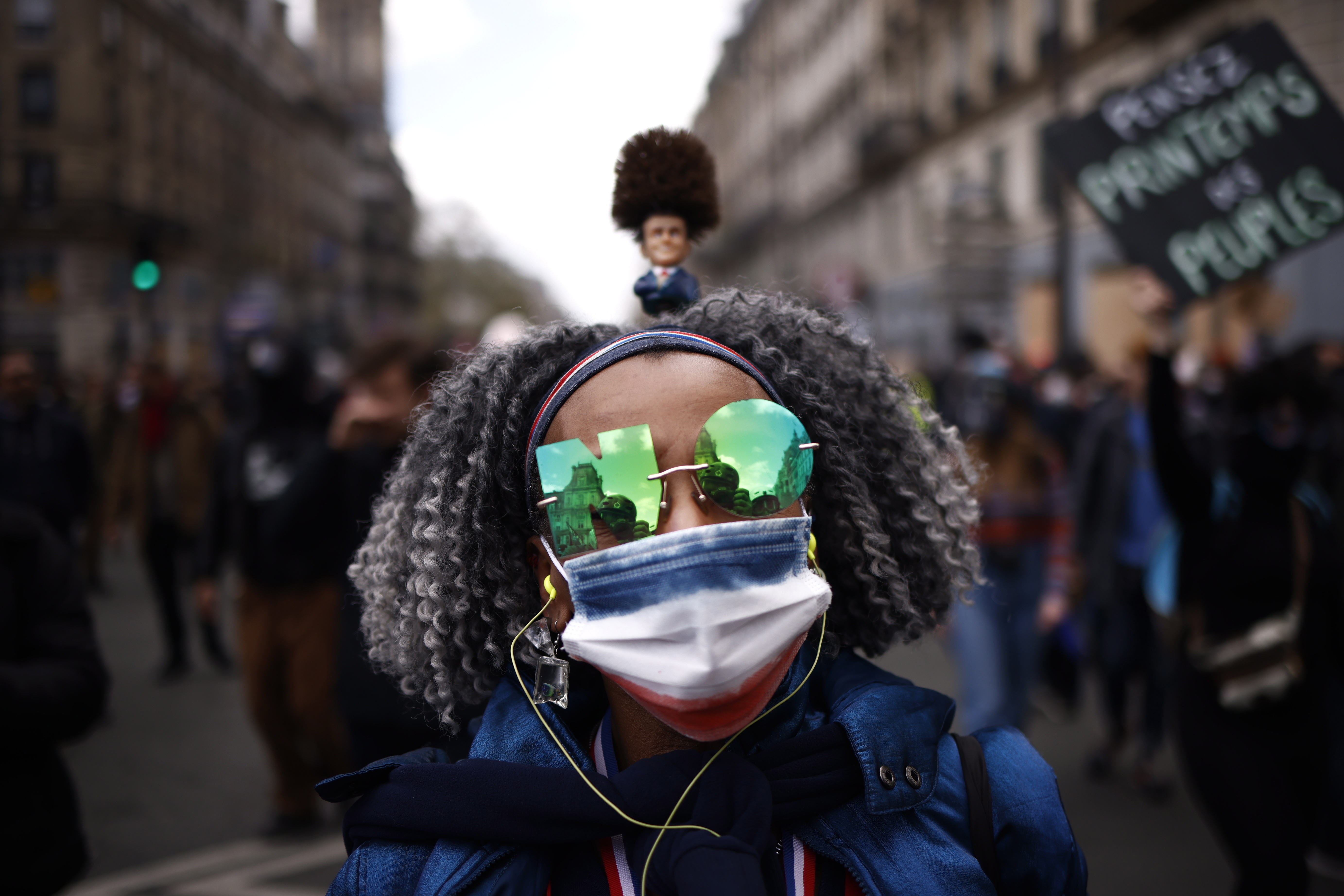 Manifestantes franceses irrumpen en la sede del gigante del lujo LVMH